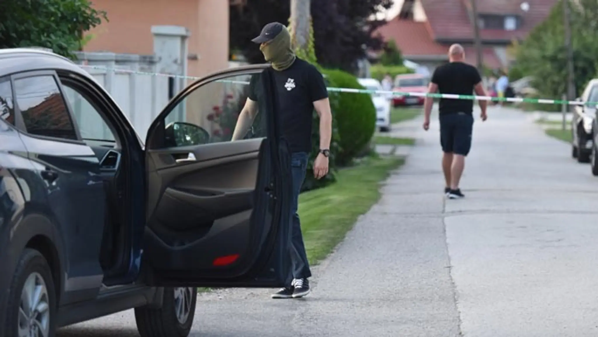 Policajt pri dome zavraždeného novinára. 