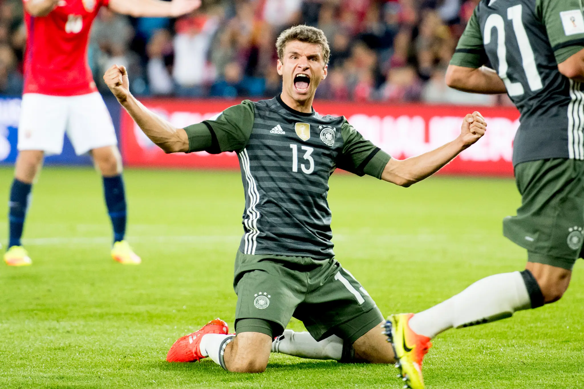 Nemec Thomas Müller sa raduje z gólu v nórskej sieti v kvalifikácii MS 2018.