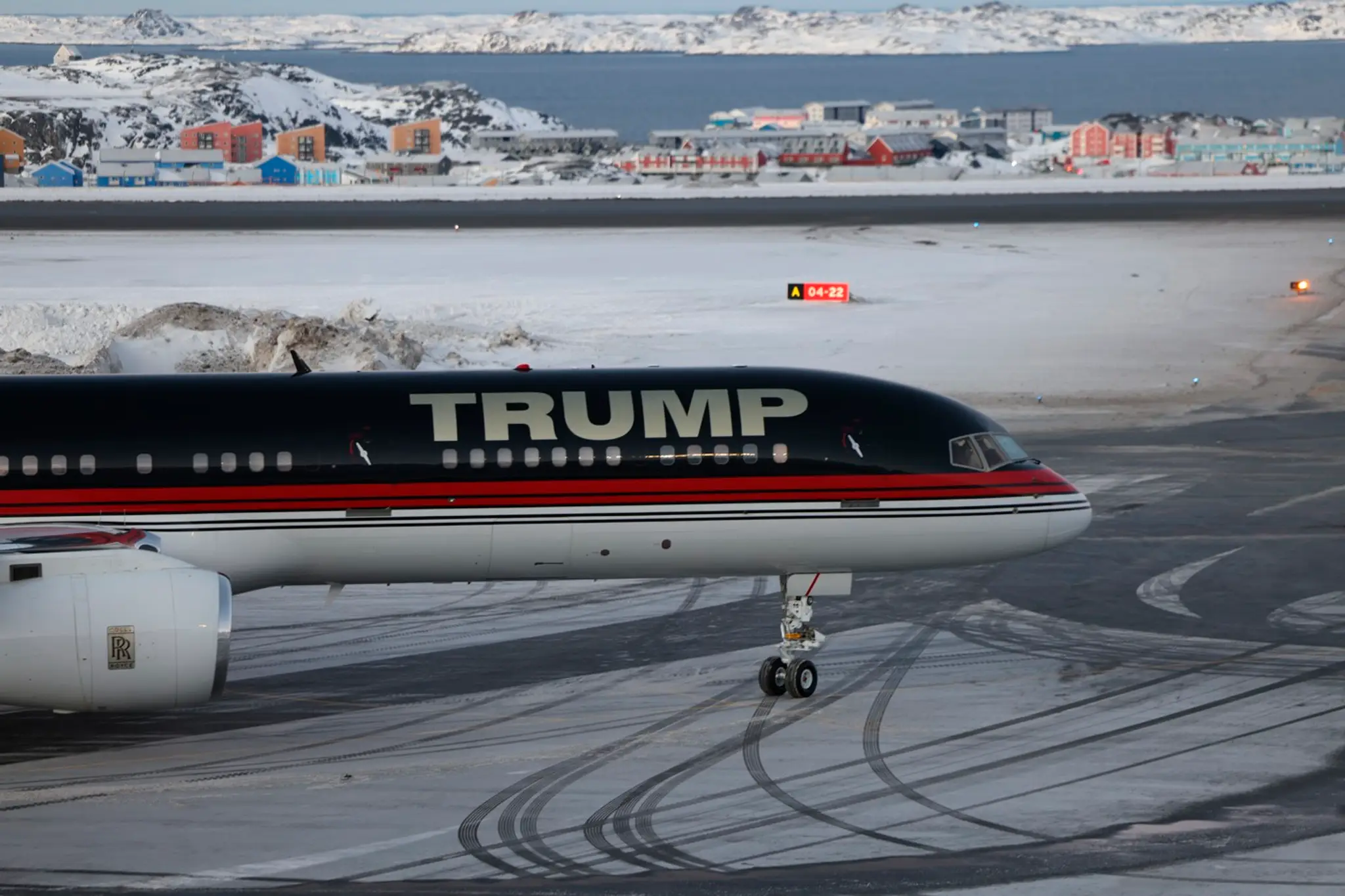Lietadlo Donalda Trumpa na letisku v Grónsku.