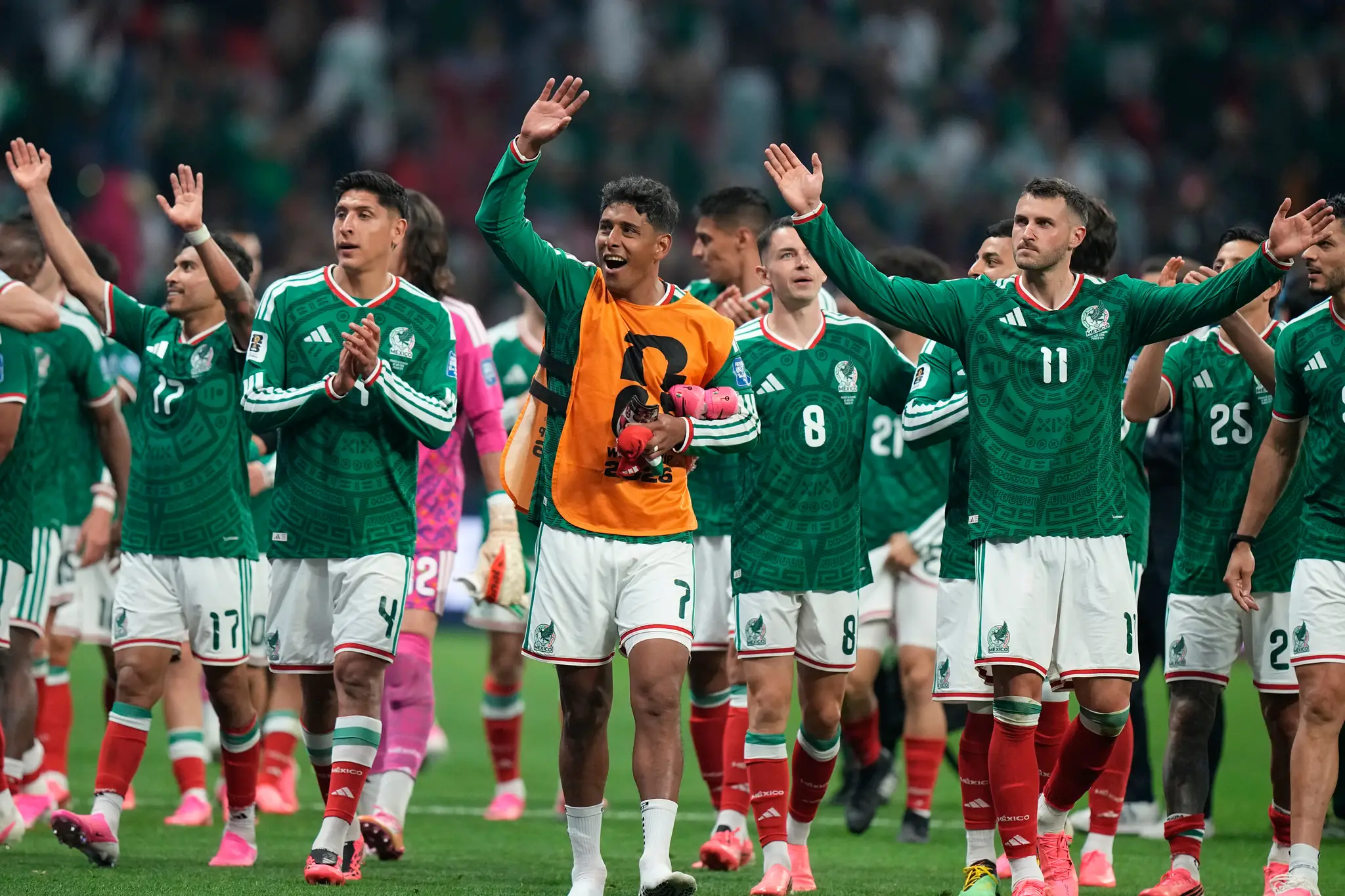 Futbalisti Mexika oslavujú postup.