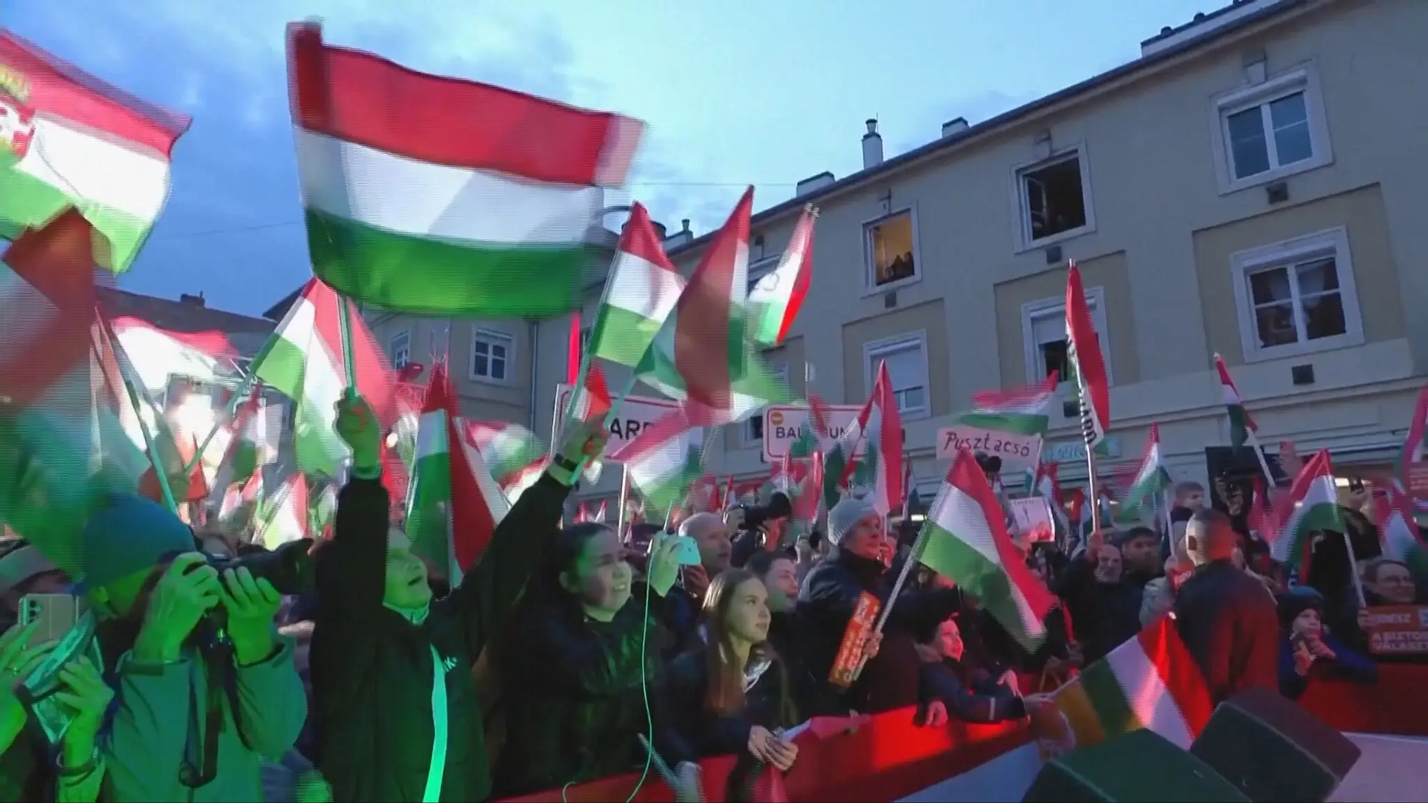 Pod Viktorom Orbánom sa po 16 rokoch vládnutia trasie stolička.