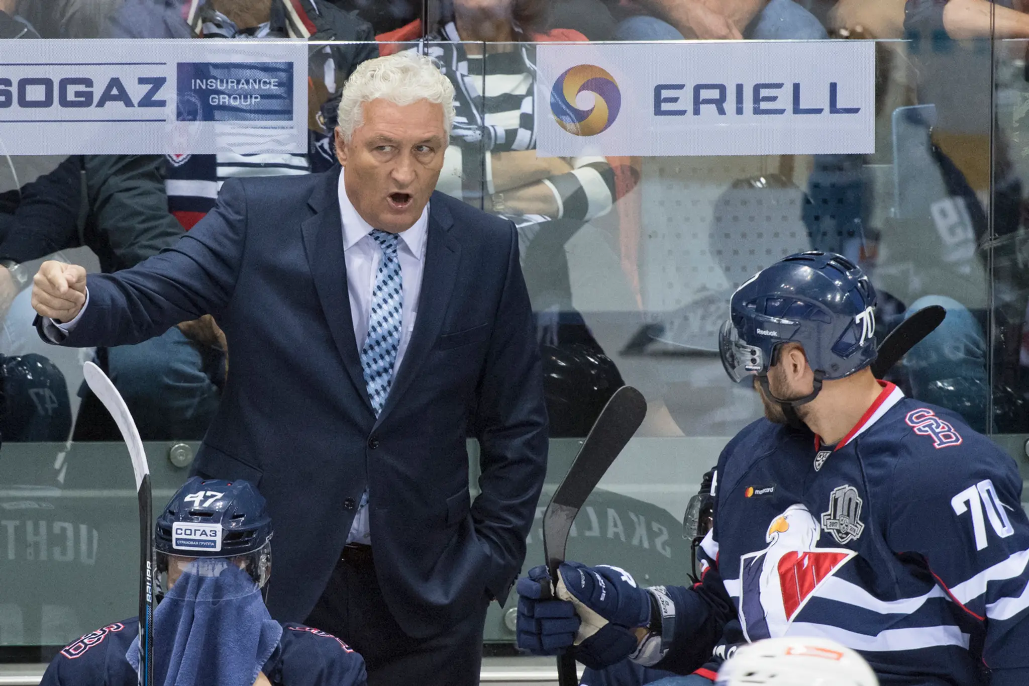 Tréner Slovana Miloš Říha a vpravo Radek Smoleňák v hokejovom stretnutí KHL HC Slovan Bratislava - Avangard Omsk.