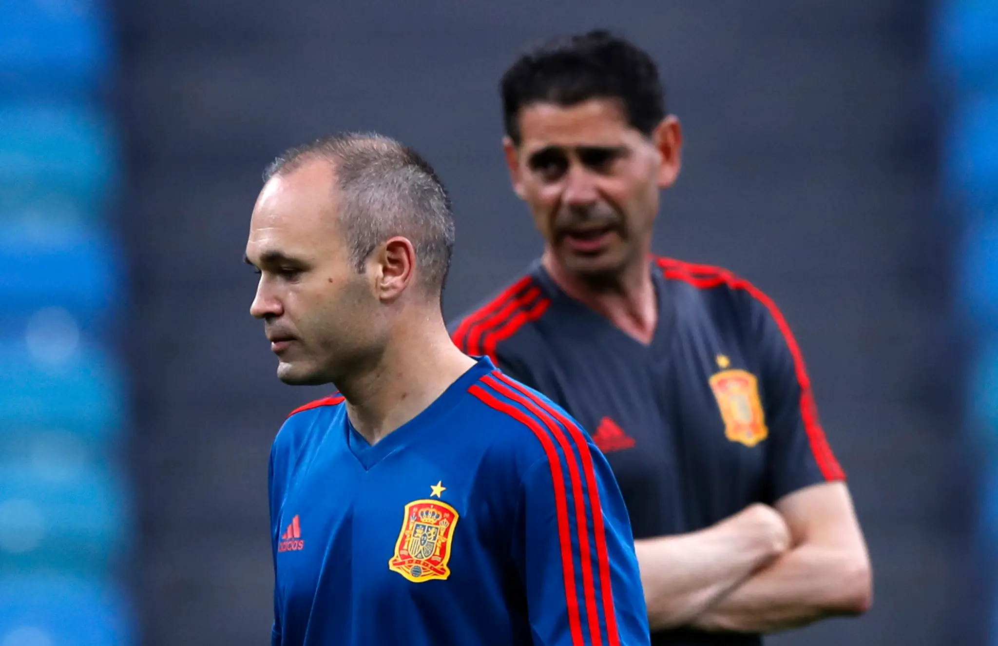 Španiel Andrés Iniesta (vľavo) s koučom reprezentácie Fernandom Hierrom pred zápasom MS 2018 proti Portugalsku.