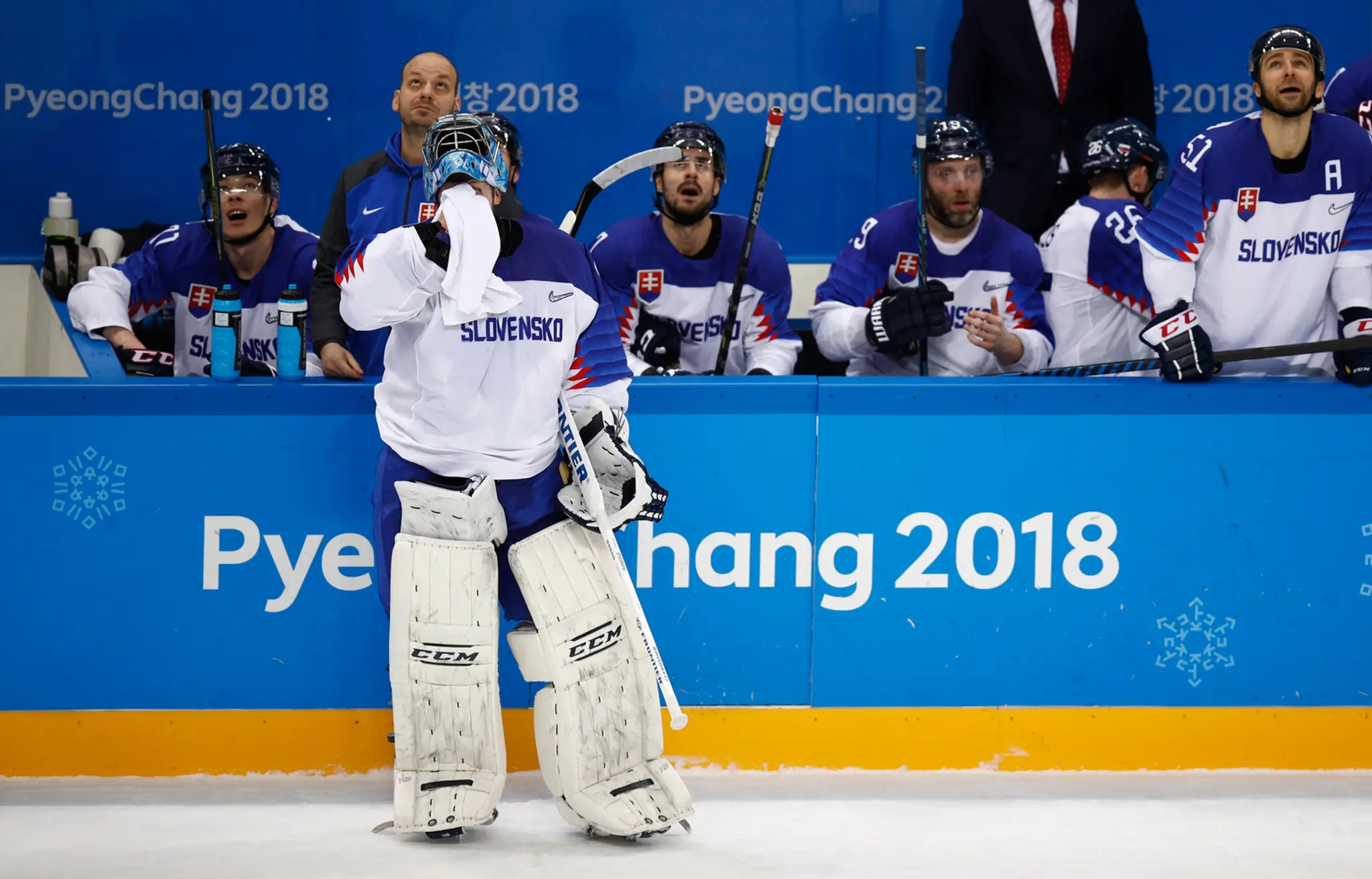Slovenský brankár Ján Laco sa utiera po inkasovanom góle v osemfinále ZOH 2018 proti USA.