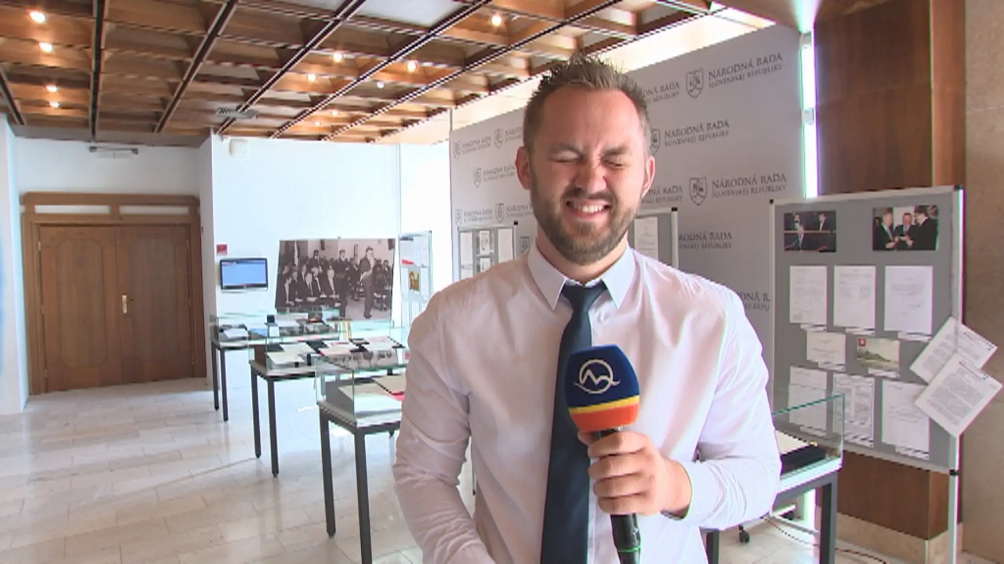 Pápež František bozkáva sochu malého Ježiša po príchode na večernú omšu.