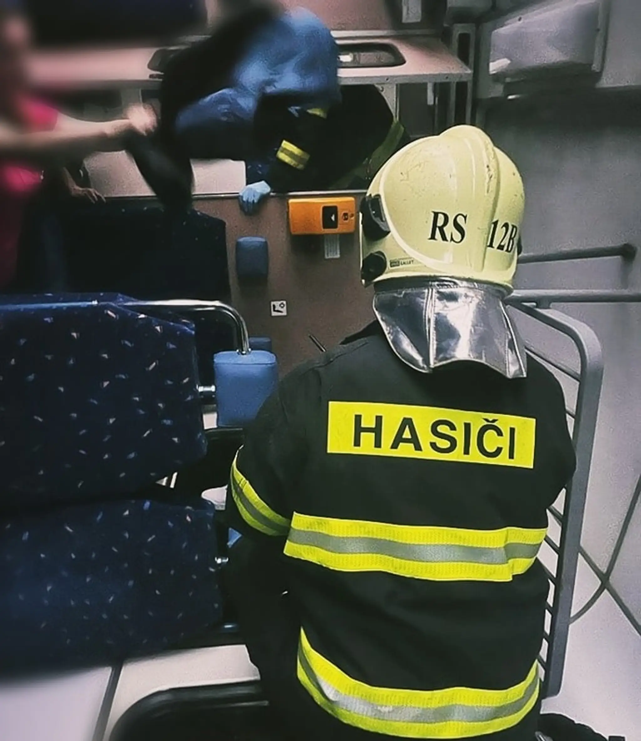 Hasiči v prevrátenom vlaku.