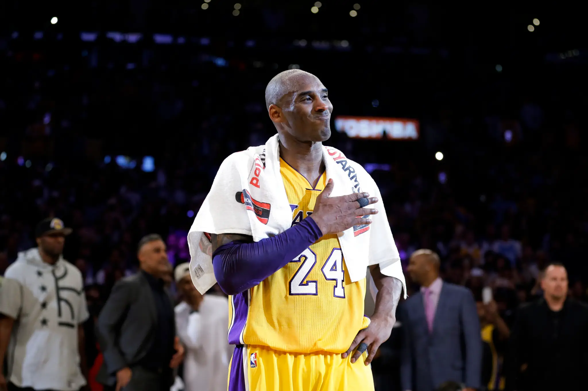 Kobe Bryant sa lúči s fanúšikmi LA Lakers.