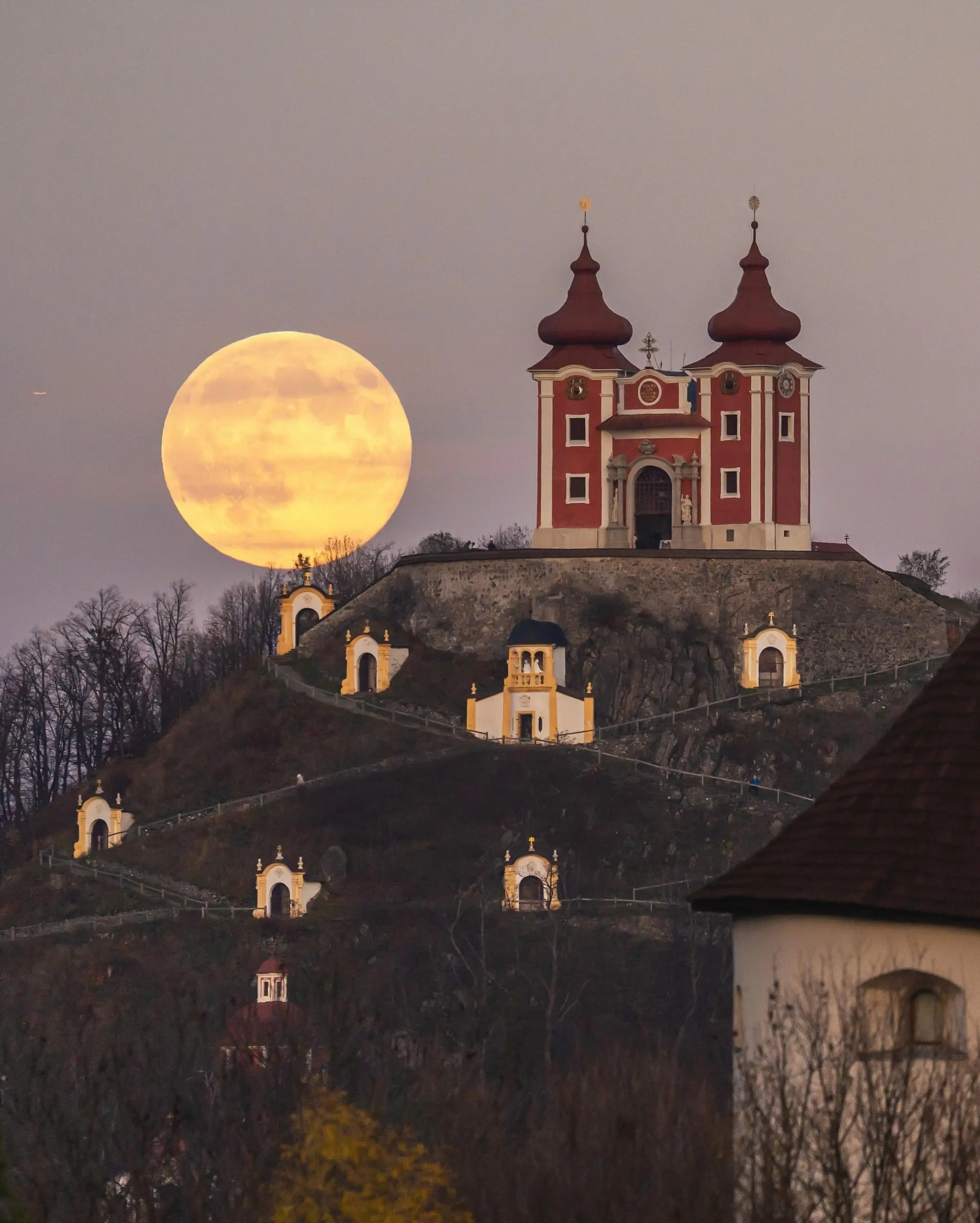 Novembrový spln nad Banskou Štiavnicou.