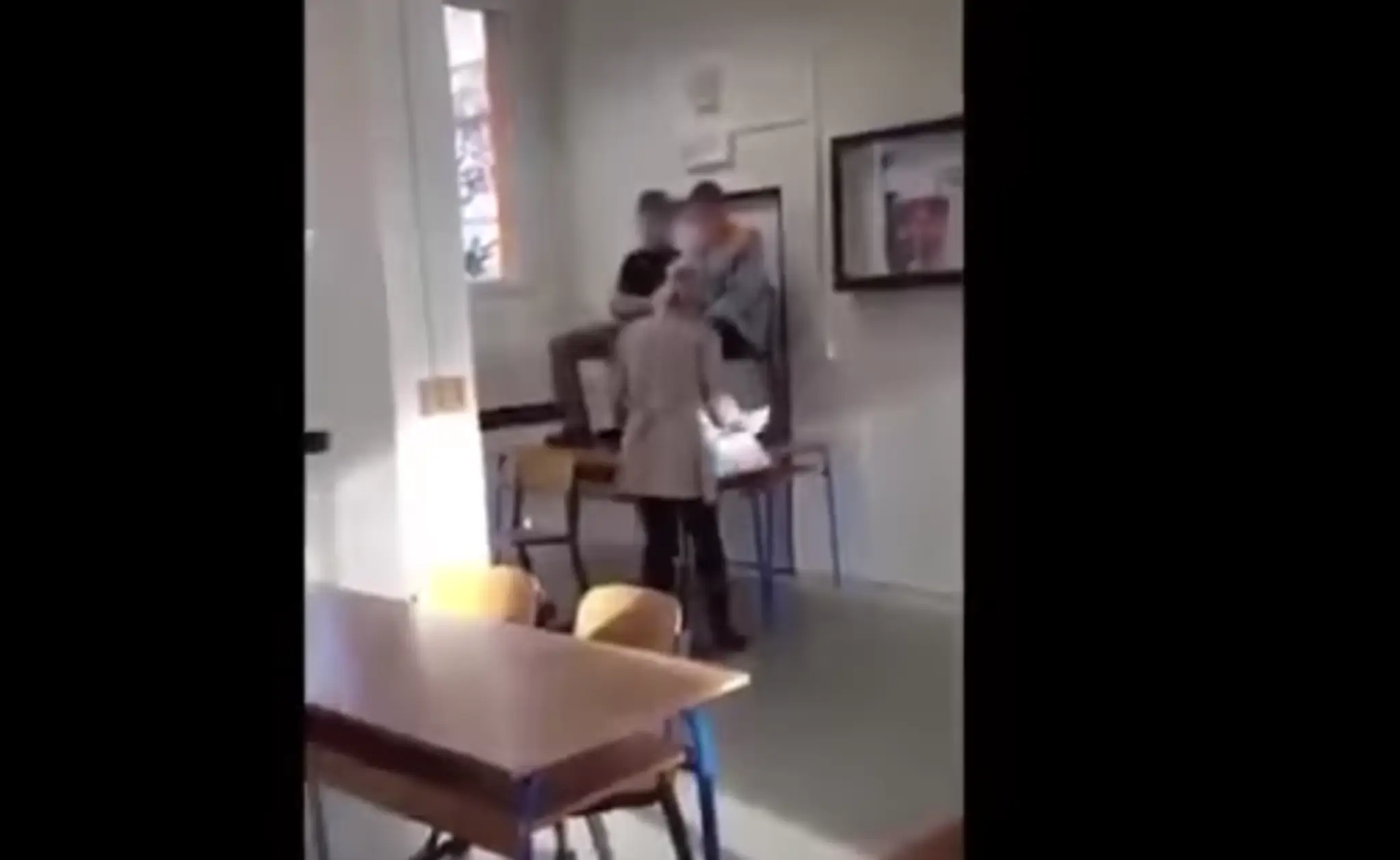 Učiteľku všemožne trápili.