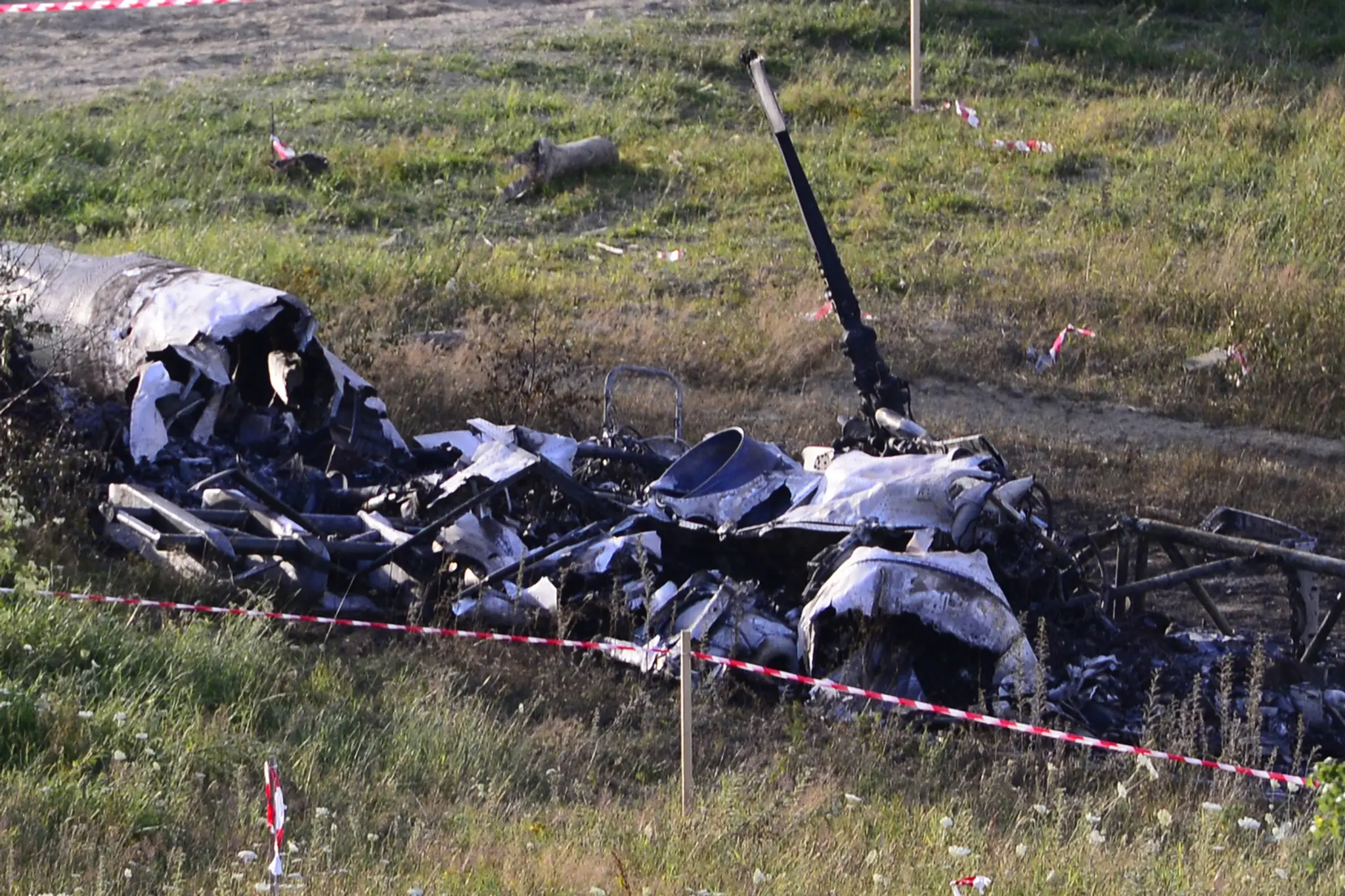 Na snímke vrak havarovaného vojenského vrtuľníka, ktorý sa zrútil pri obci Hradisko v okrese Prešov v utorok 28. júla 2015..jpg