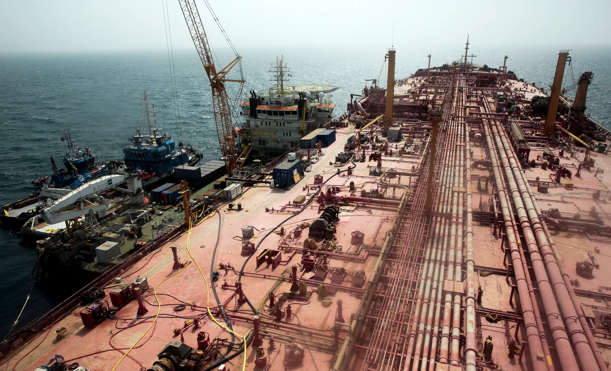  Na archívnej snímke z 12. júna 2023 ropný tanker Safer, ktorý už viac ako 30 rokov kotví v Červenom mori.