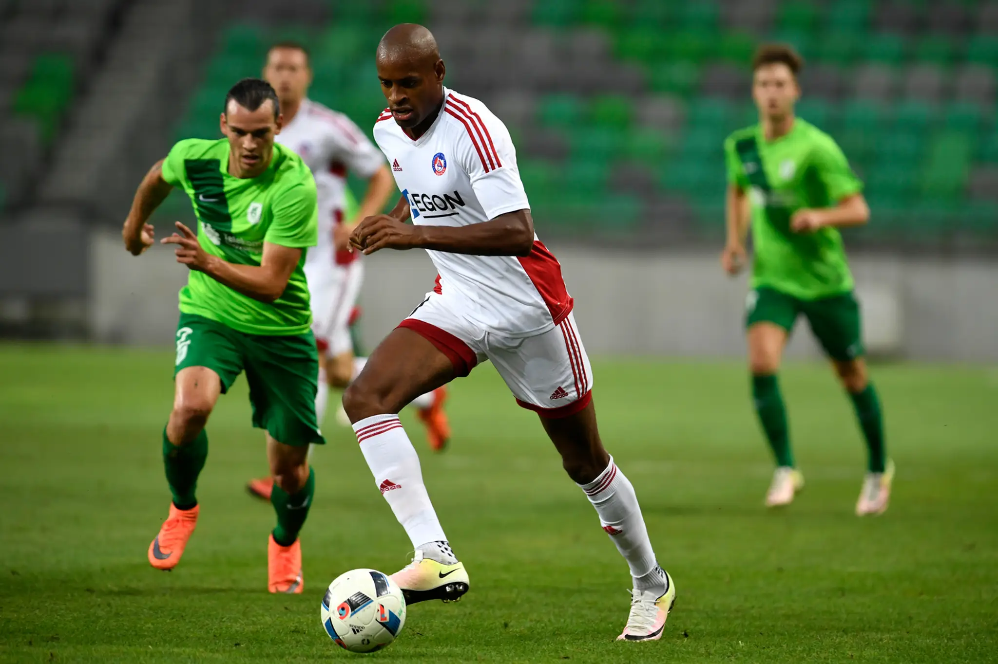 Nová posila AS Trenčín Rangelo Janga (uprostred) a hráč Olimpije Ľubľana Denis Klinar (vľavo) 