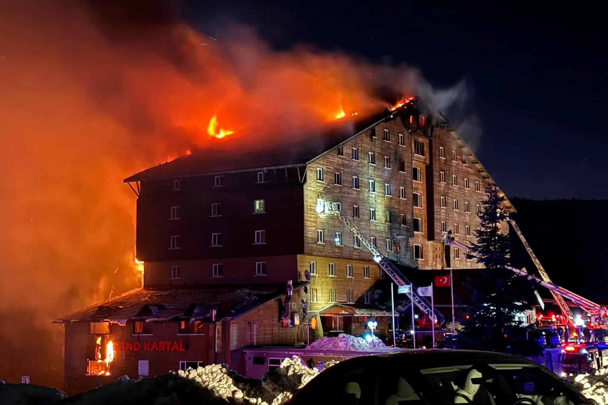 Hasiči zasahujú počas požiaru, ktorý zachvátil hotel v lyžiarskom stredisku Kartalkaya v regióne Bolu na severozápade Turecka.