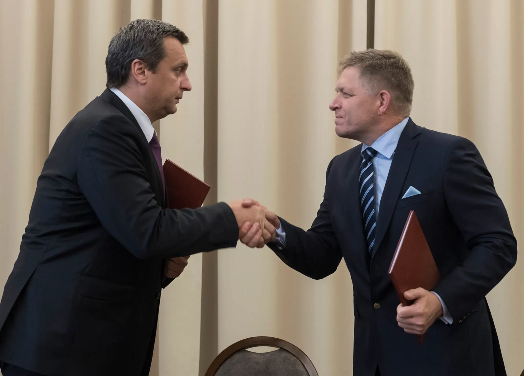 Robert Fico a Andrej Danko po podpise dodatku ku koaličnej zmluve vo vládnom hoteli Bôrik.