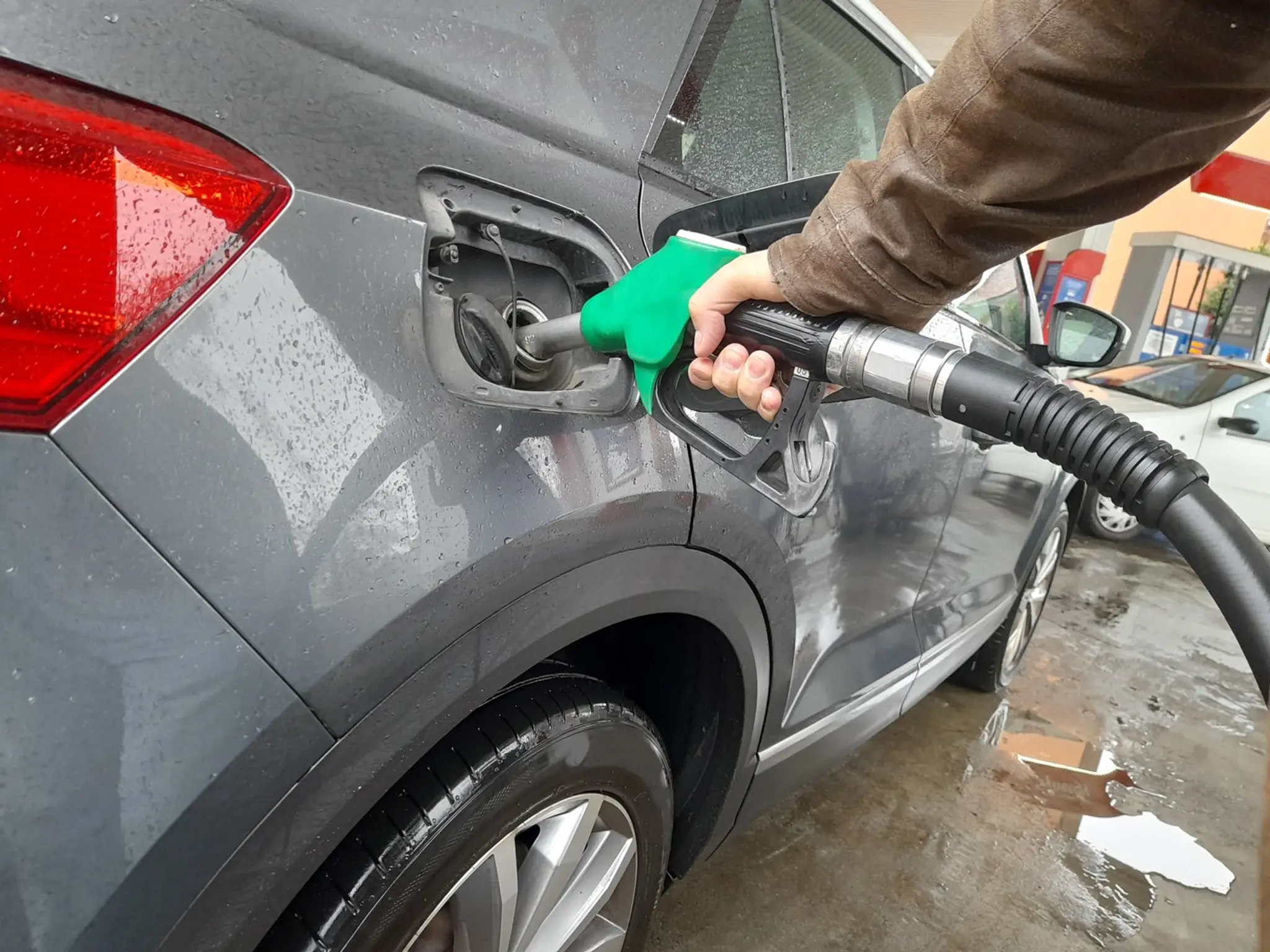 Muž tankuje benzín na pumpe 