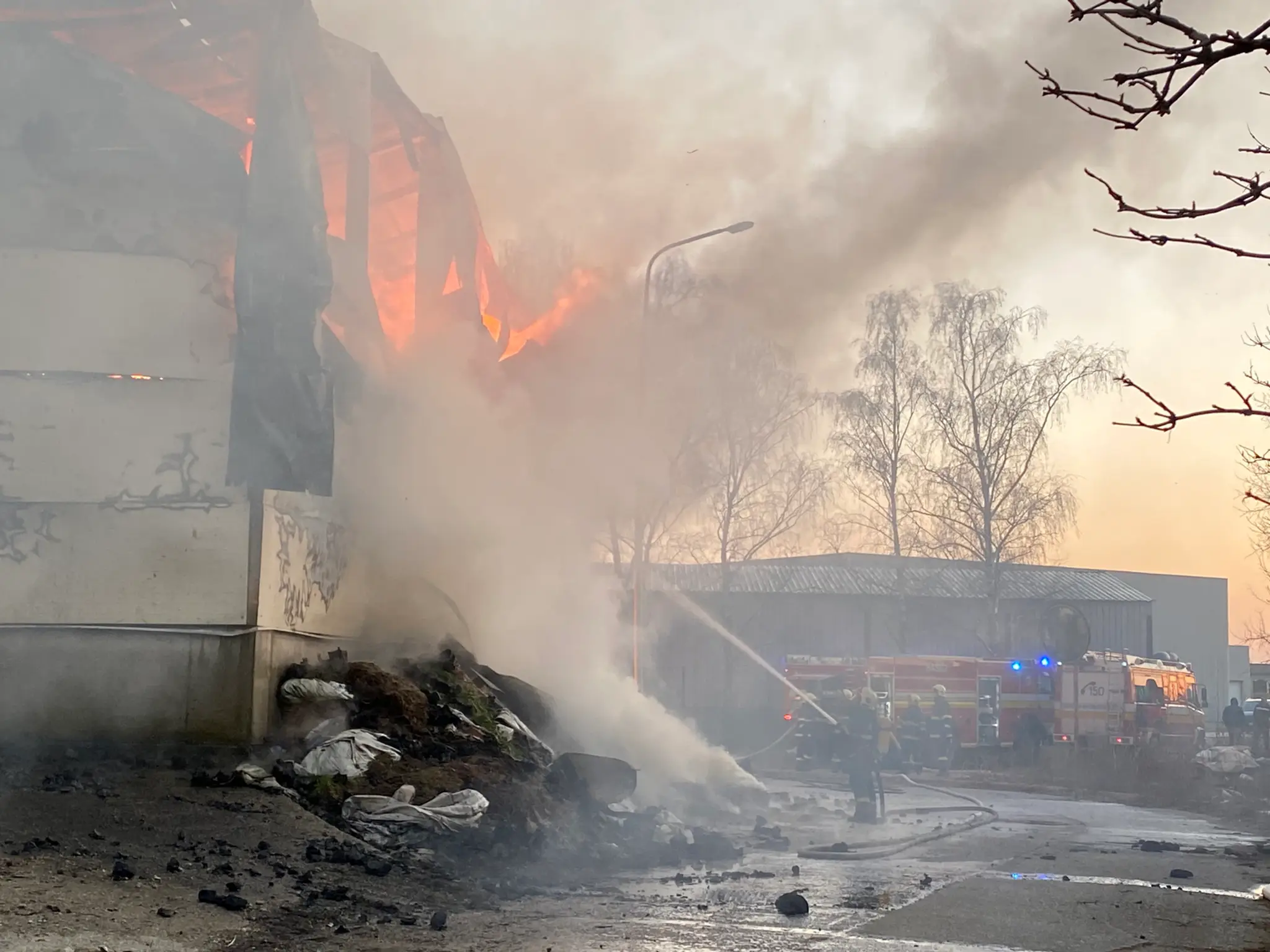 Nakladanie sutín z demolácie bytovky poškodenej po výbuchu plynu na Mukačevskej ulici.