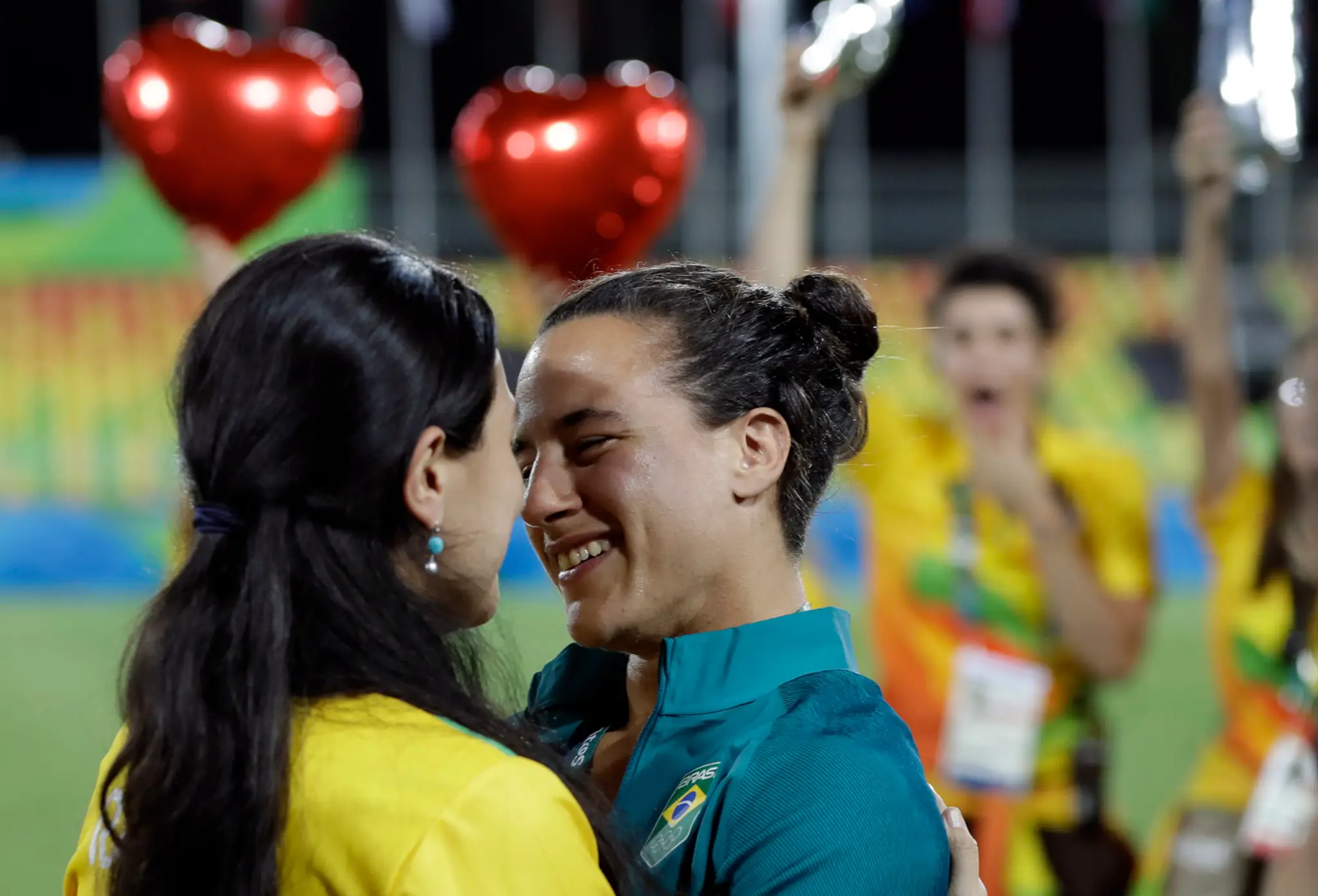 Brazílska ragbistka Isadora Cerullo (vpravo), požiadala v Riu o ruku svoju partnerku Marjorie Enyaovú.