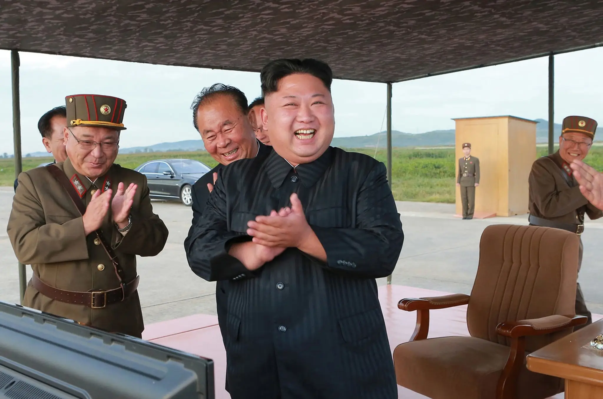 Kim Čong-un sa raduje po úspešnej raketovej skúške