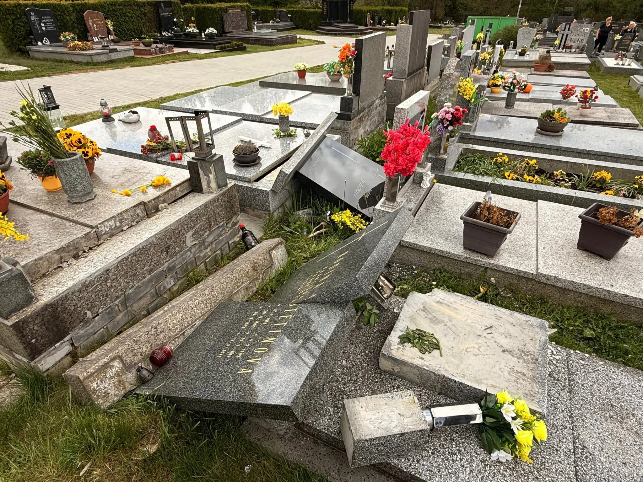 Poškodené hroby na cintoríne