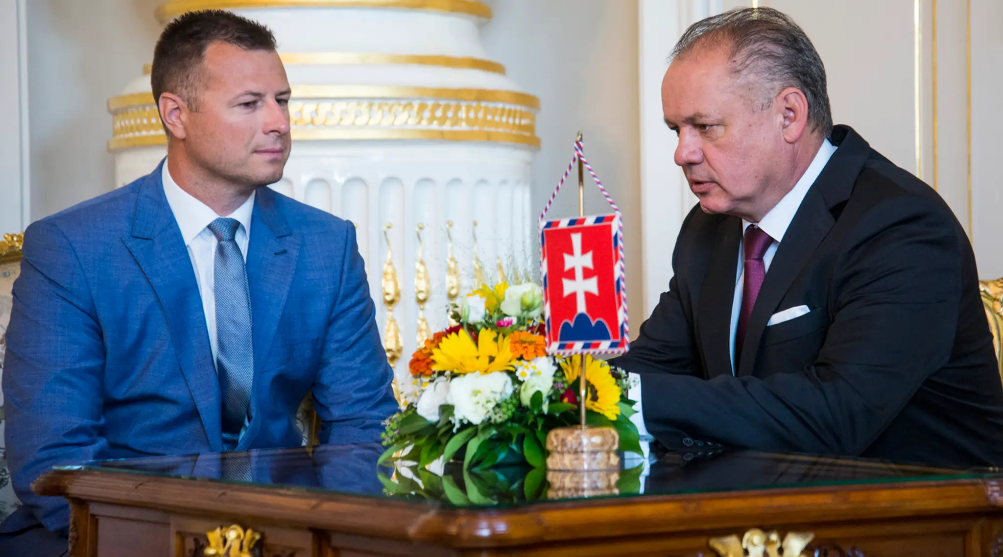 Prezident SR Andrej Kiska (vpravo) prijal ministra spravodlivosti SR Gábora Gála