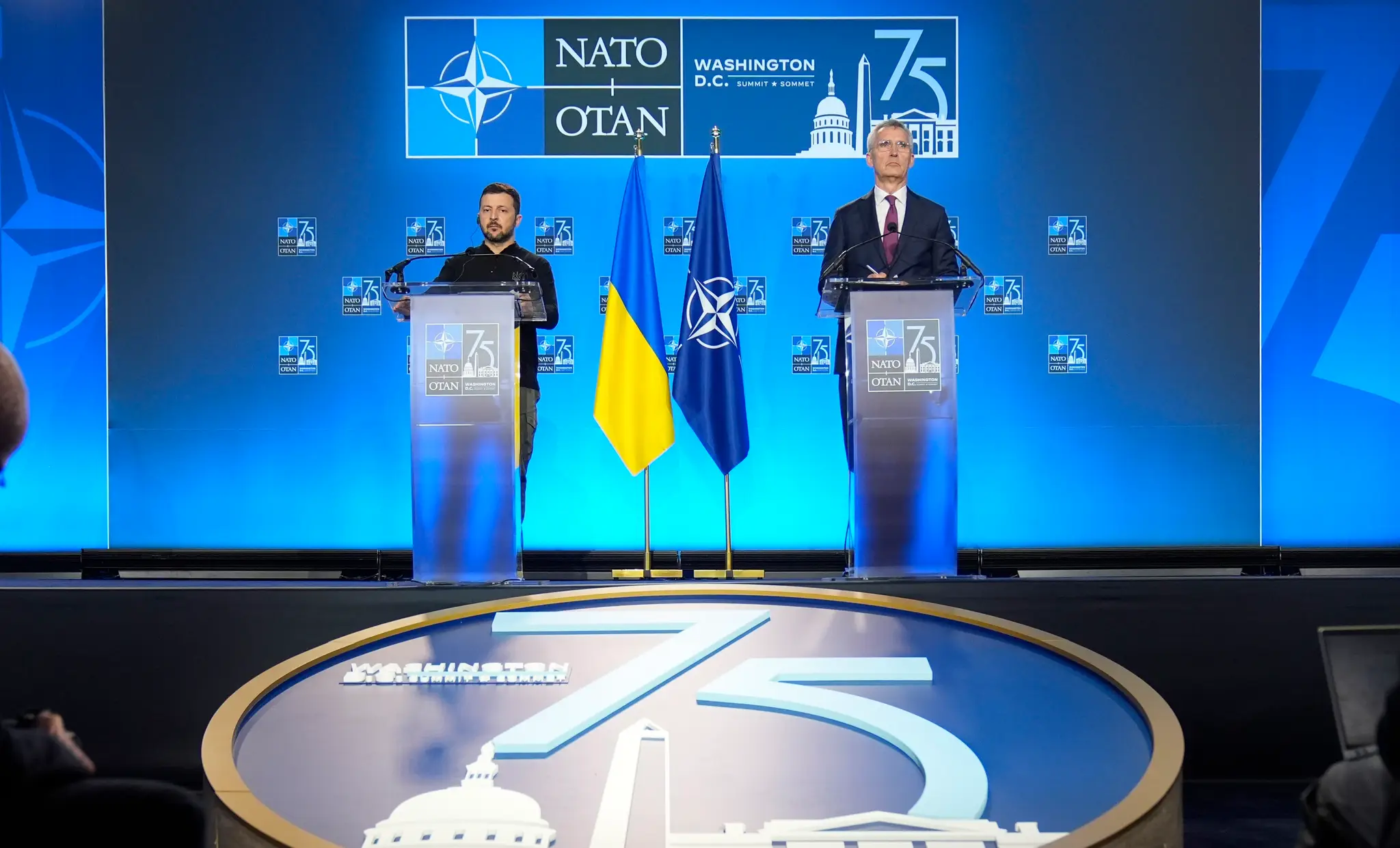 Na snímke sprava generálny tajomník NATO Jens Stoltenberg a ukrajinský prezident  Volodymyr Zelenskyj počas tlačovej konferencie po stretnutí v rámci summitu lídrov NATO.