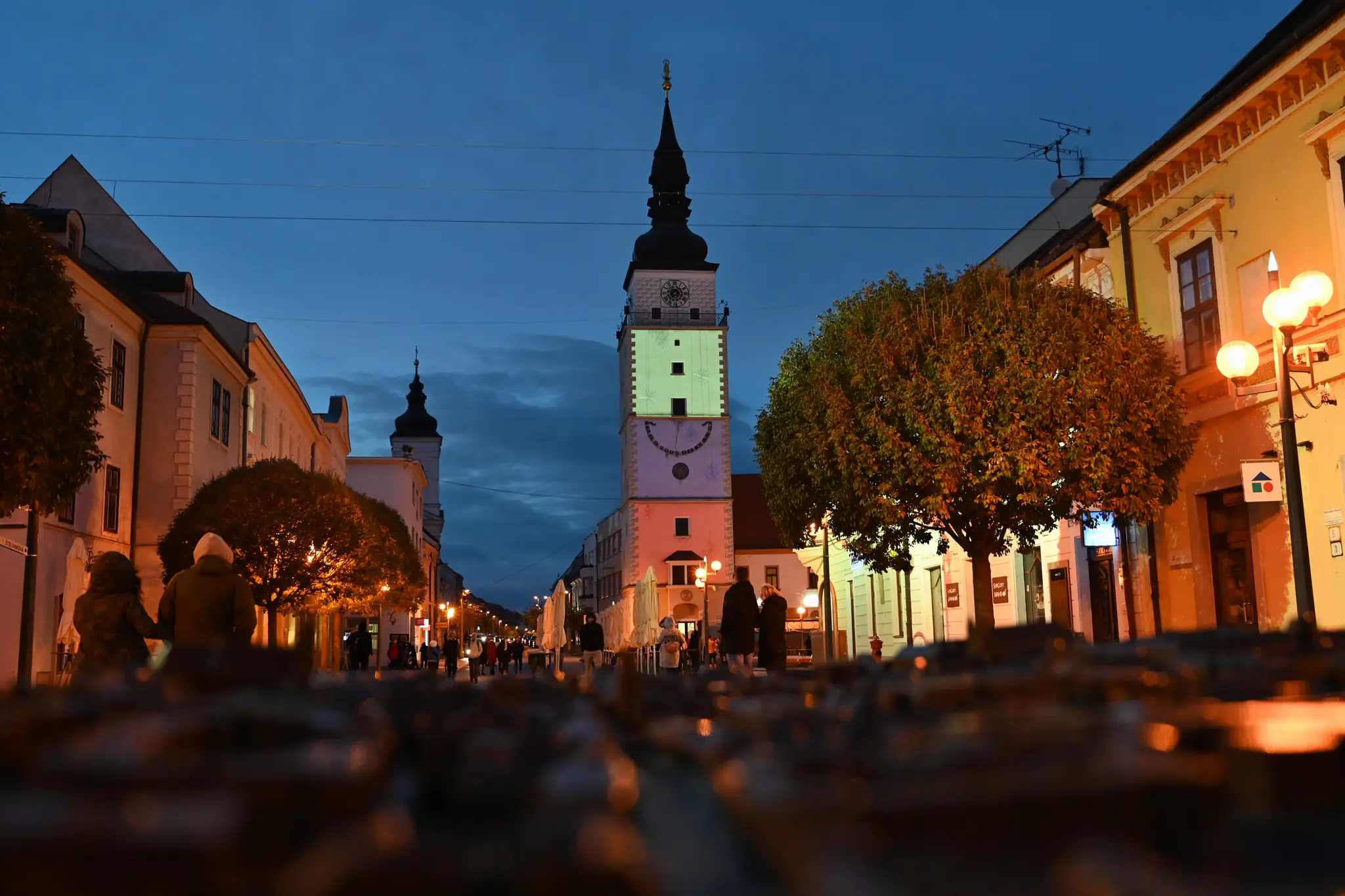 Na mestskú vežu v Trnave animovaný odkaz k výročiu Nežnej revolúcie