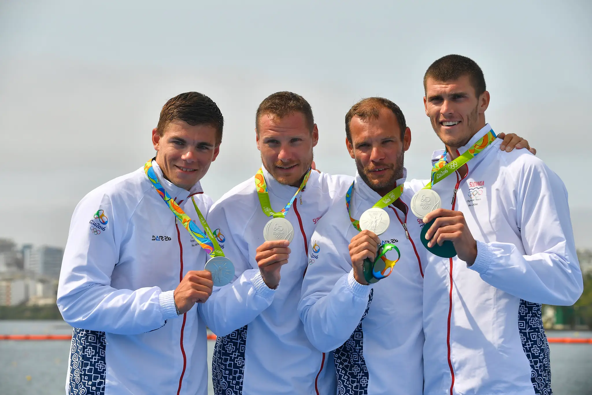 Slovenský štvorkajak v zložení zľava Denis Myšák, Erik Vlček, Juraj Tarr a Tibor Linka pózuje so striebornými medailami.