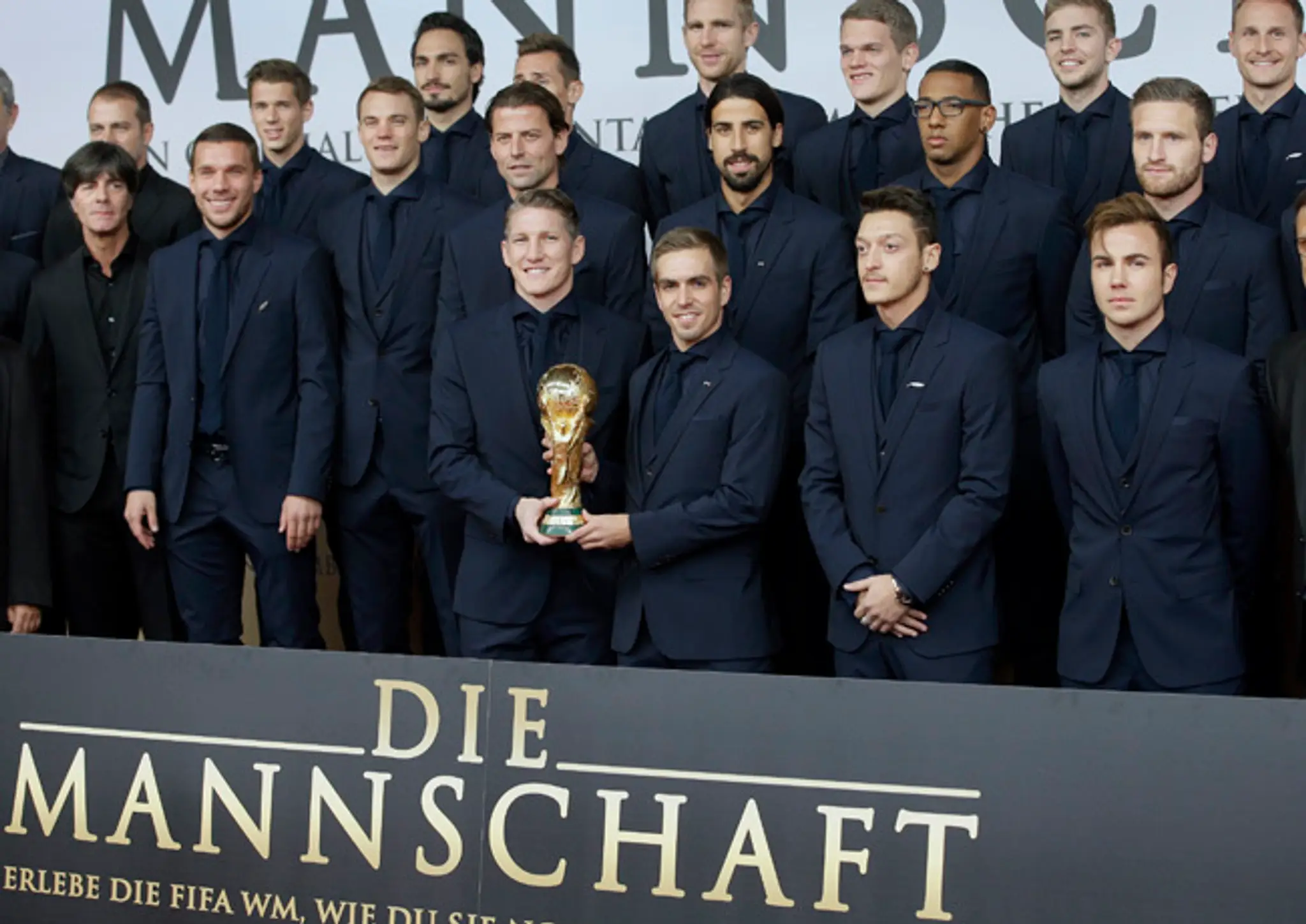 Hráči Nemecka pózujú s trofejou z MS počas príchodu na premiéru filmu Die Mannschaft.