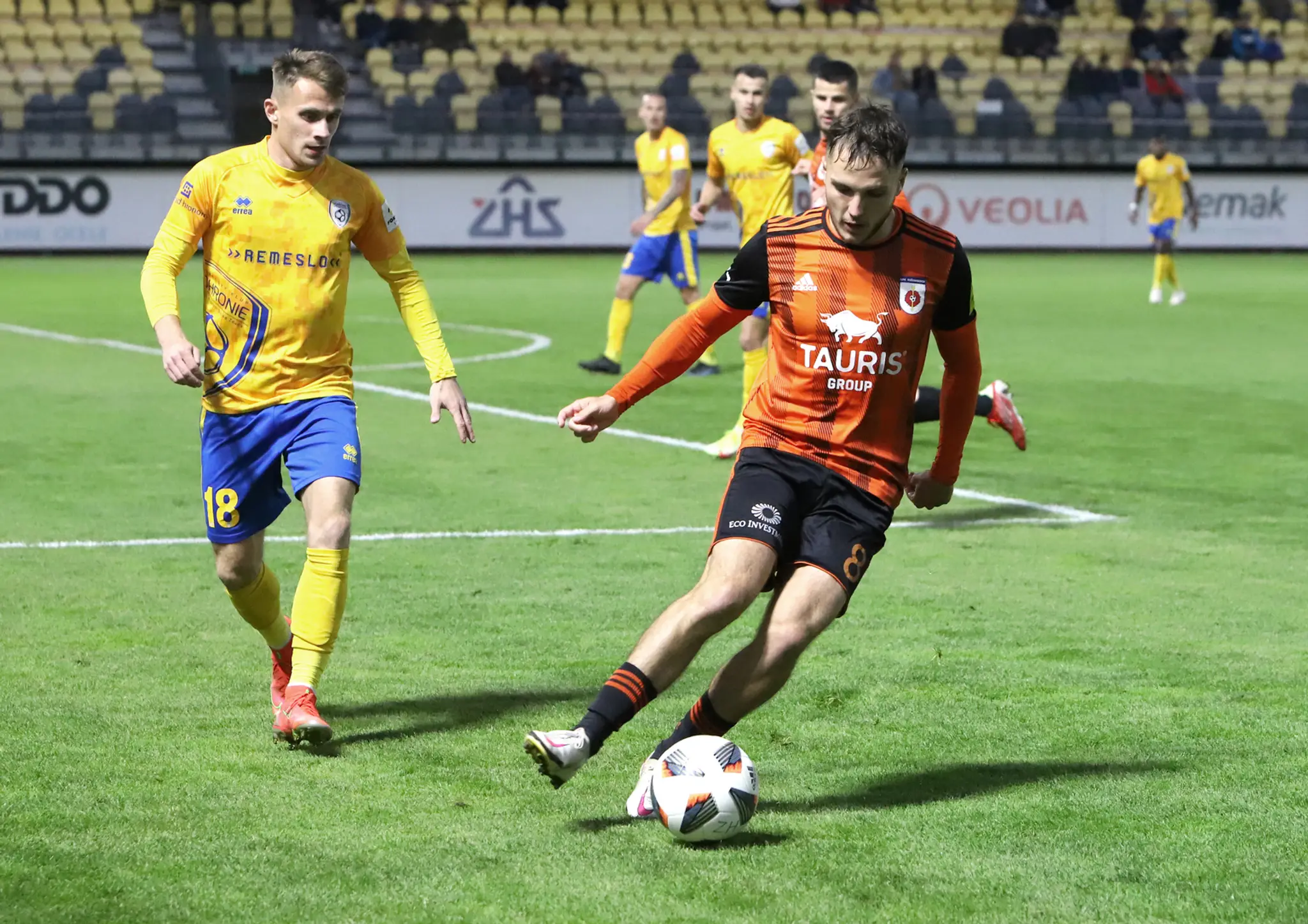 Zľava Patrik Blahút (Pohronie) a Dalibor Takáč (Ružomberok) v zápase 11. kola Fortuna ligy.