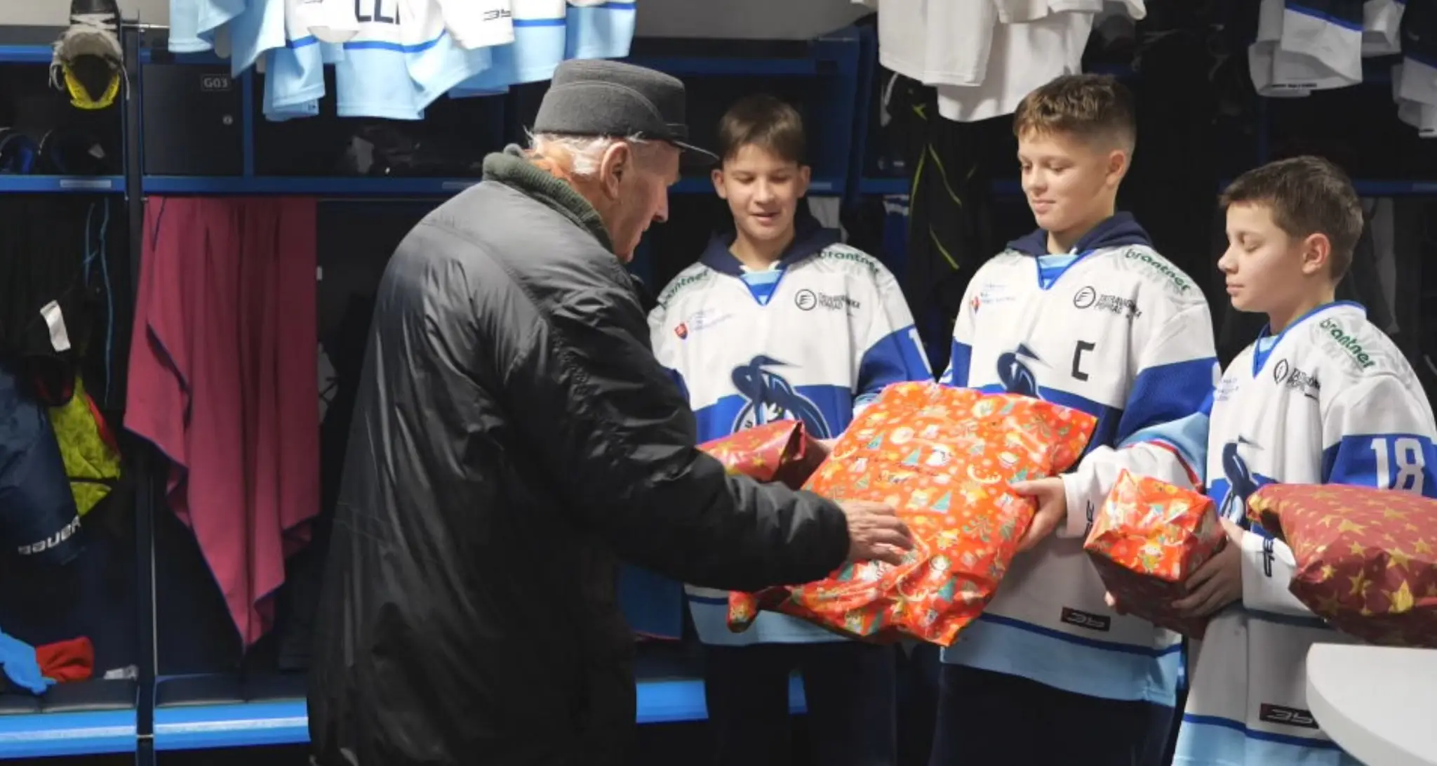 Mladí hokejisti z Popradu obdarovali seniorov. 