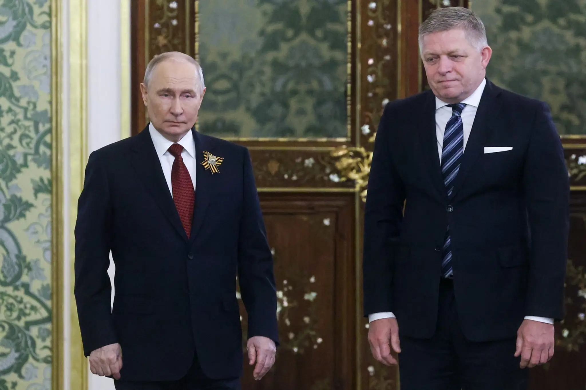 Ruský prezident Vladimir Putin (vľavo) a slovenský premiér Robert Fico pózujú počas stretnutia v moskovskom Kremli.