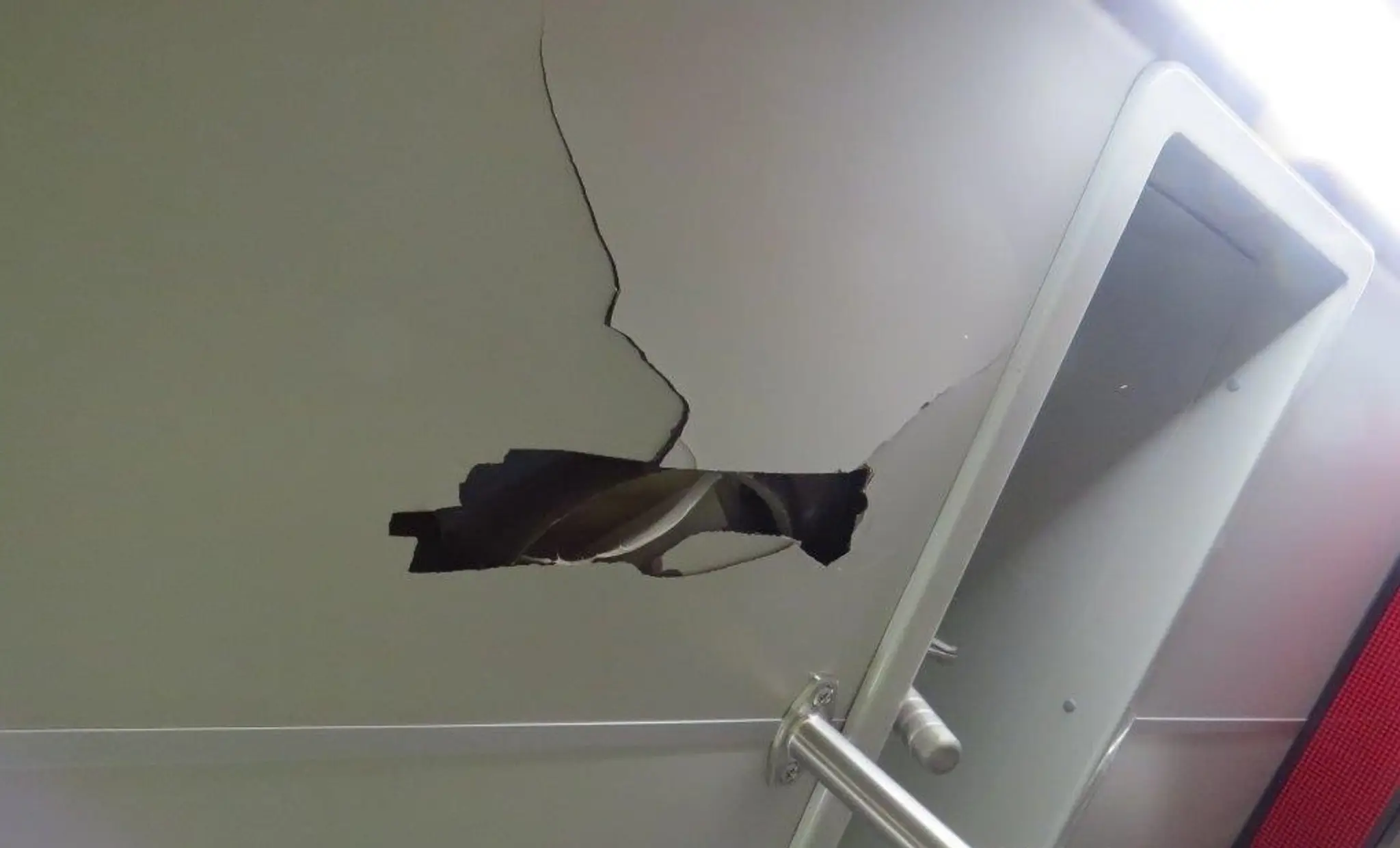 Prerazený strop električky v Košiciach.