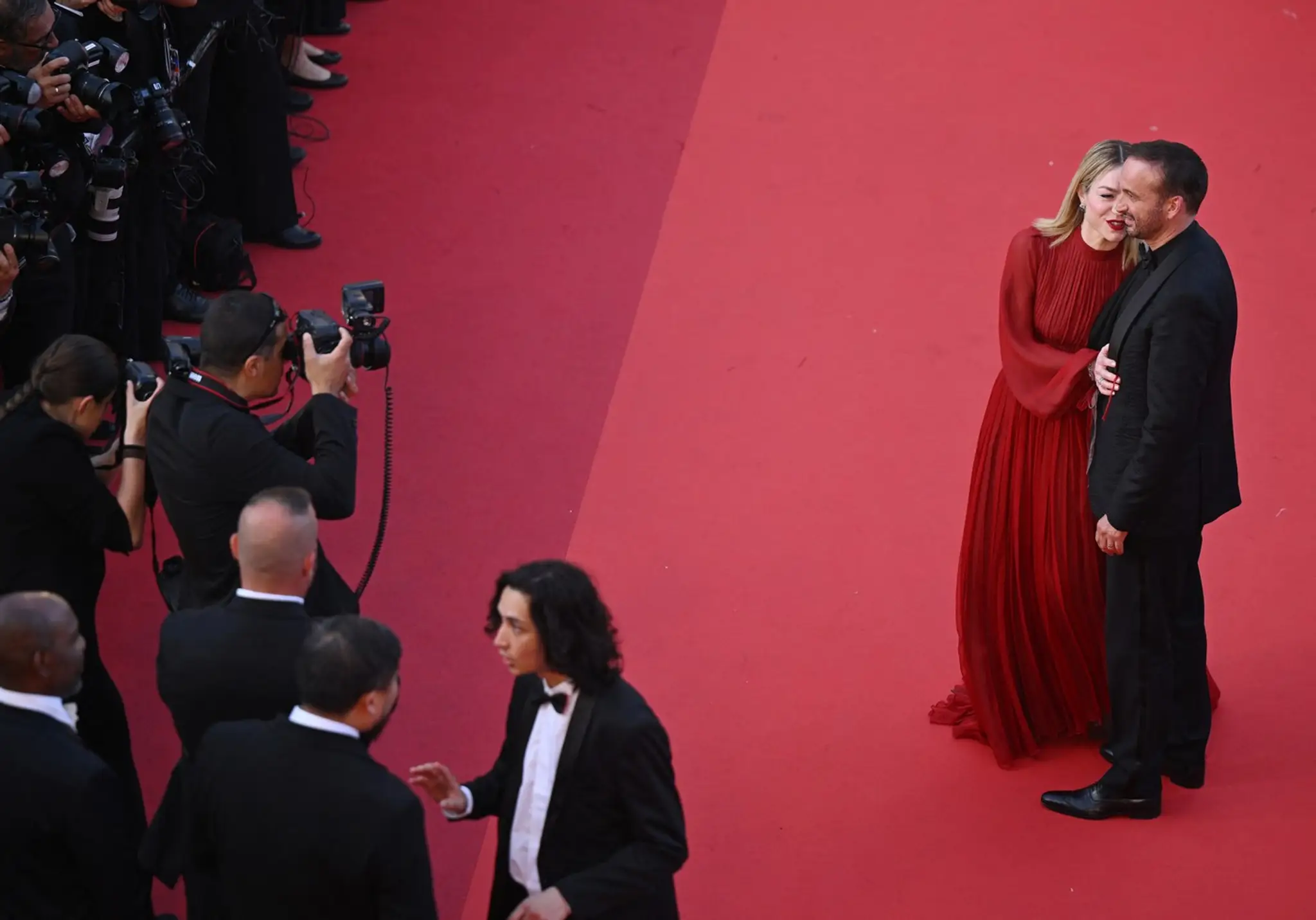 Émilie Dequenne po boku herca Michela Ferracciho na záverečnom ceremoniáli 76. ročníka filmového festivalu v Cannes