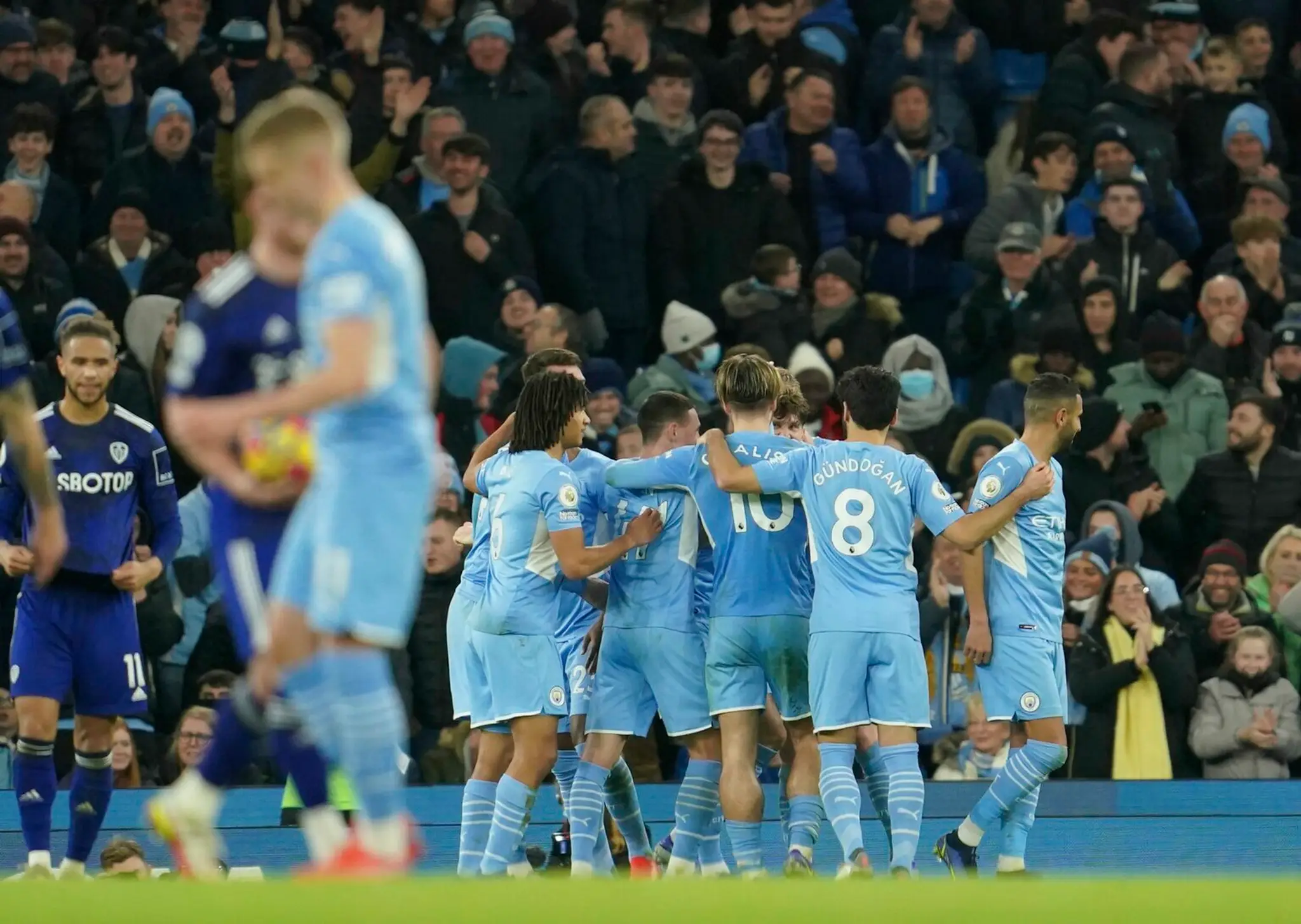 Hráči Manchesteru City oslavujú gól proti Leedsu.