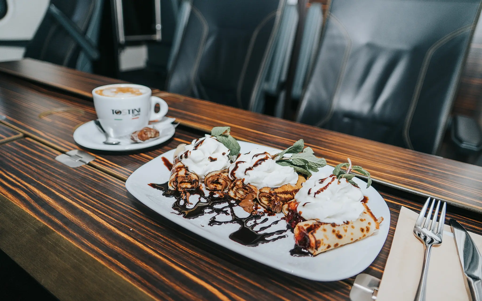 Palacinky s marmeládou alebo nutelou a šľahačkou