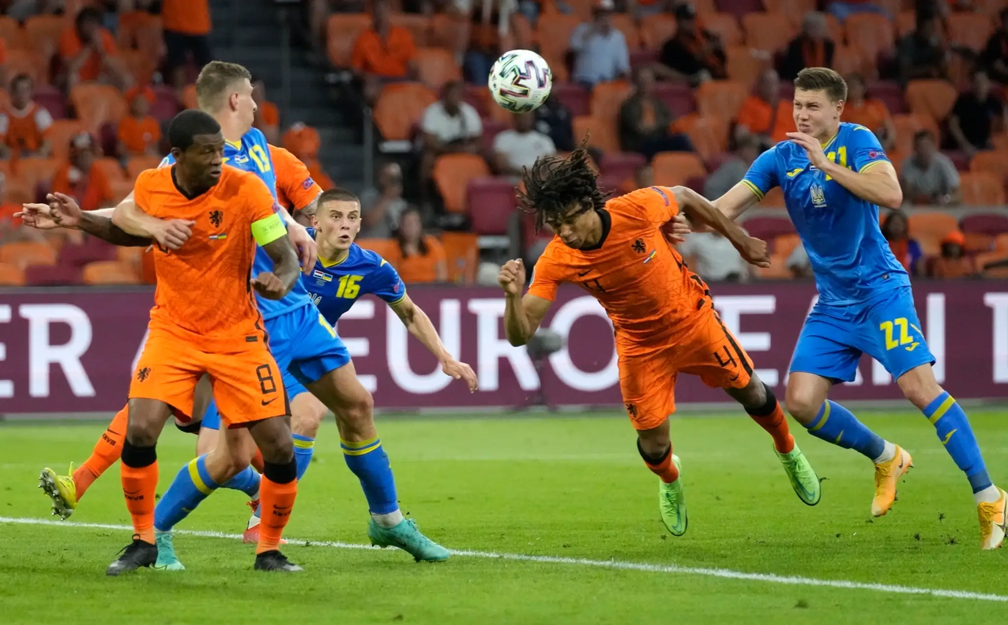 Nathan Ake hlavičkuje loptu počas zápasu Holandsko - Ukrajina.