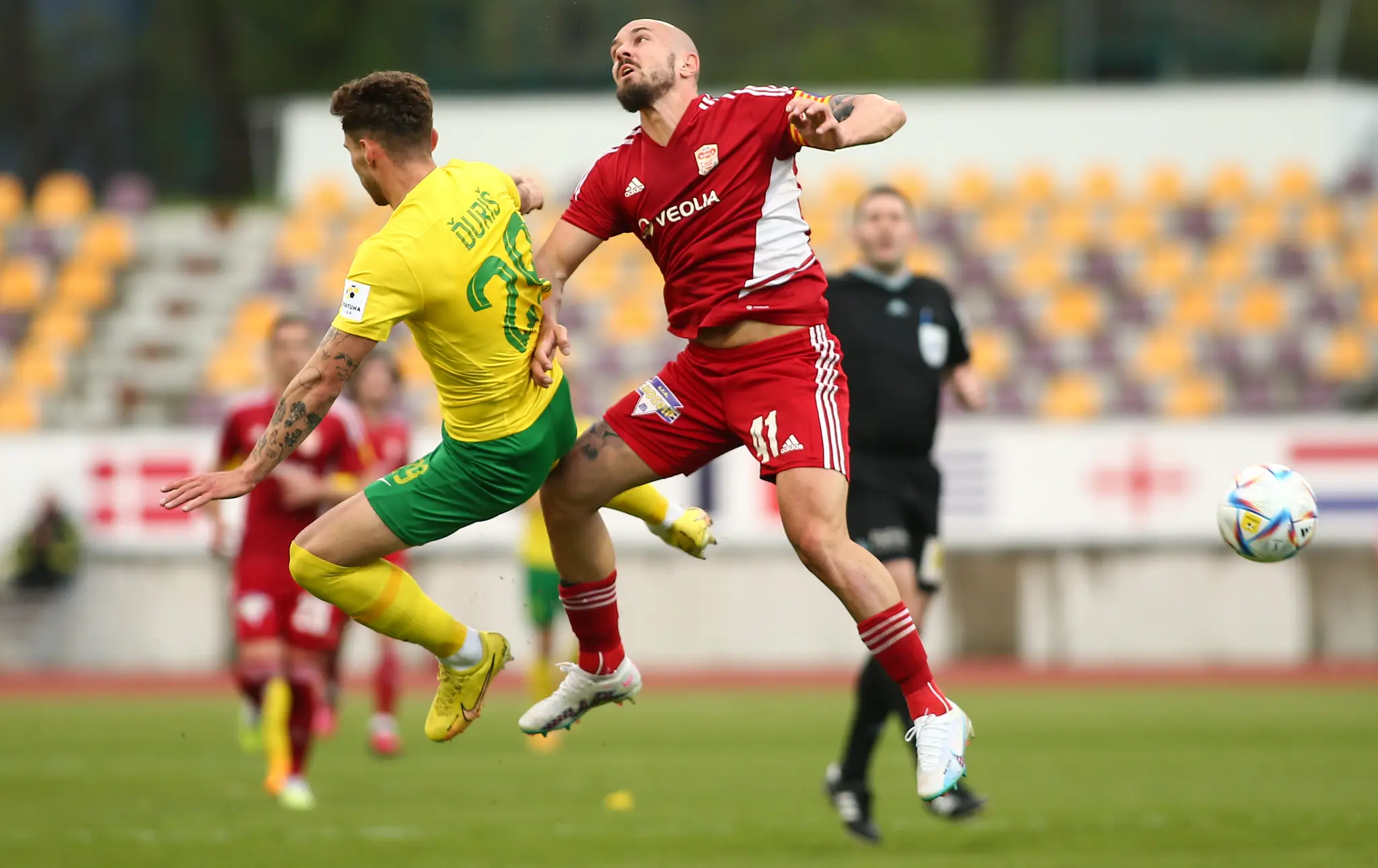 Zľava Dávid Ďuriš (Žilina) a Ľubomír Willwéber (Banská Bystrica) v zápase 7. kola skupiny o titul vo Fortuna lige.
