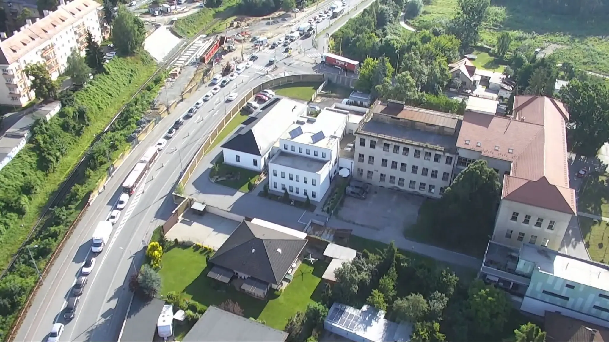 Nad križovatkami hliadkujú aj drony.
