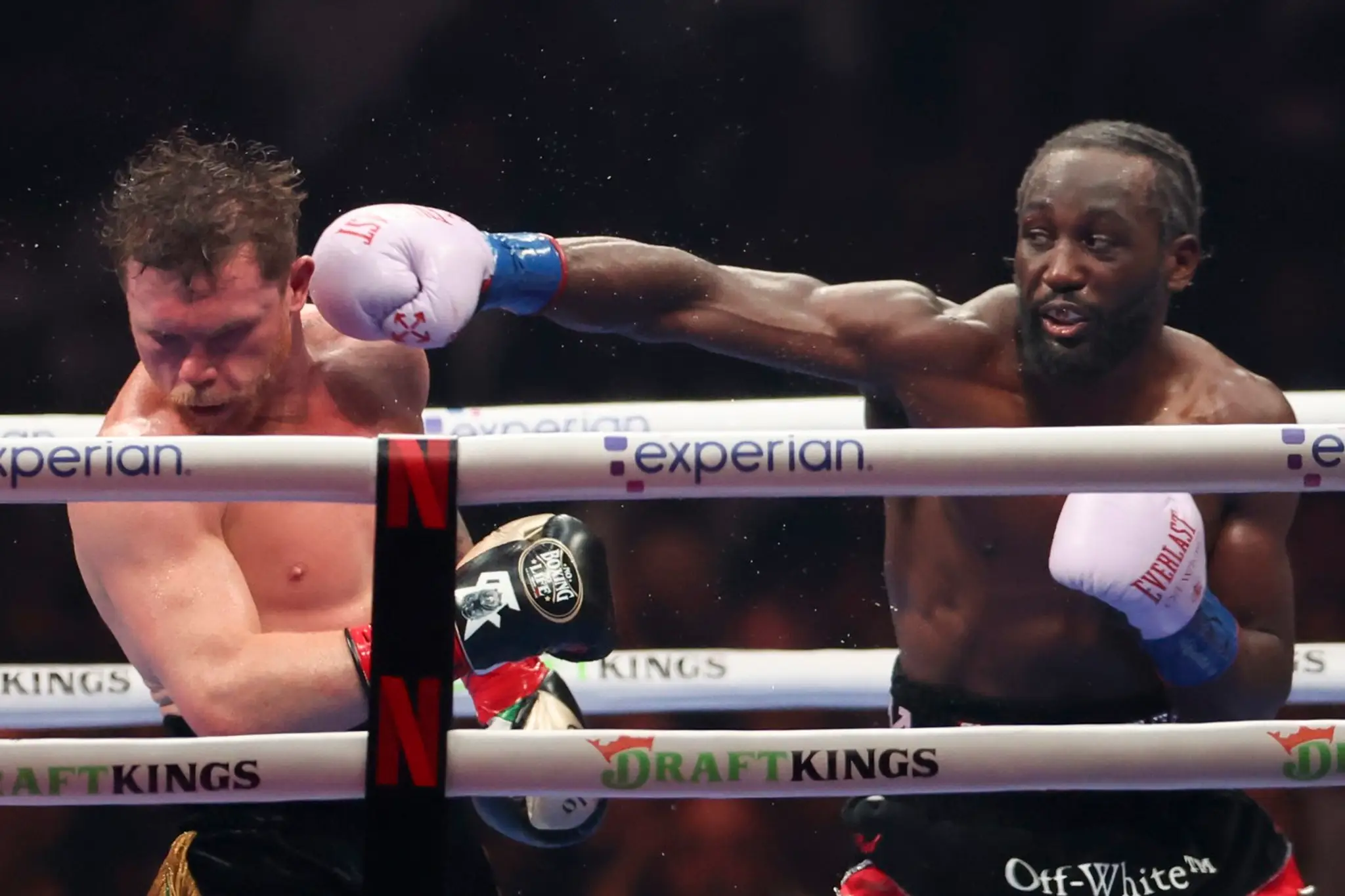 Terence Crawford v súboji s Canelom