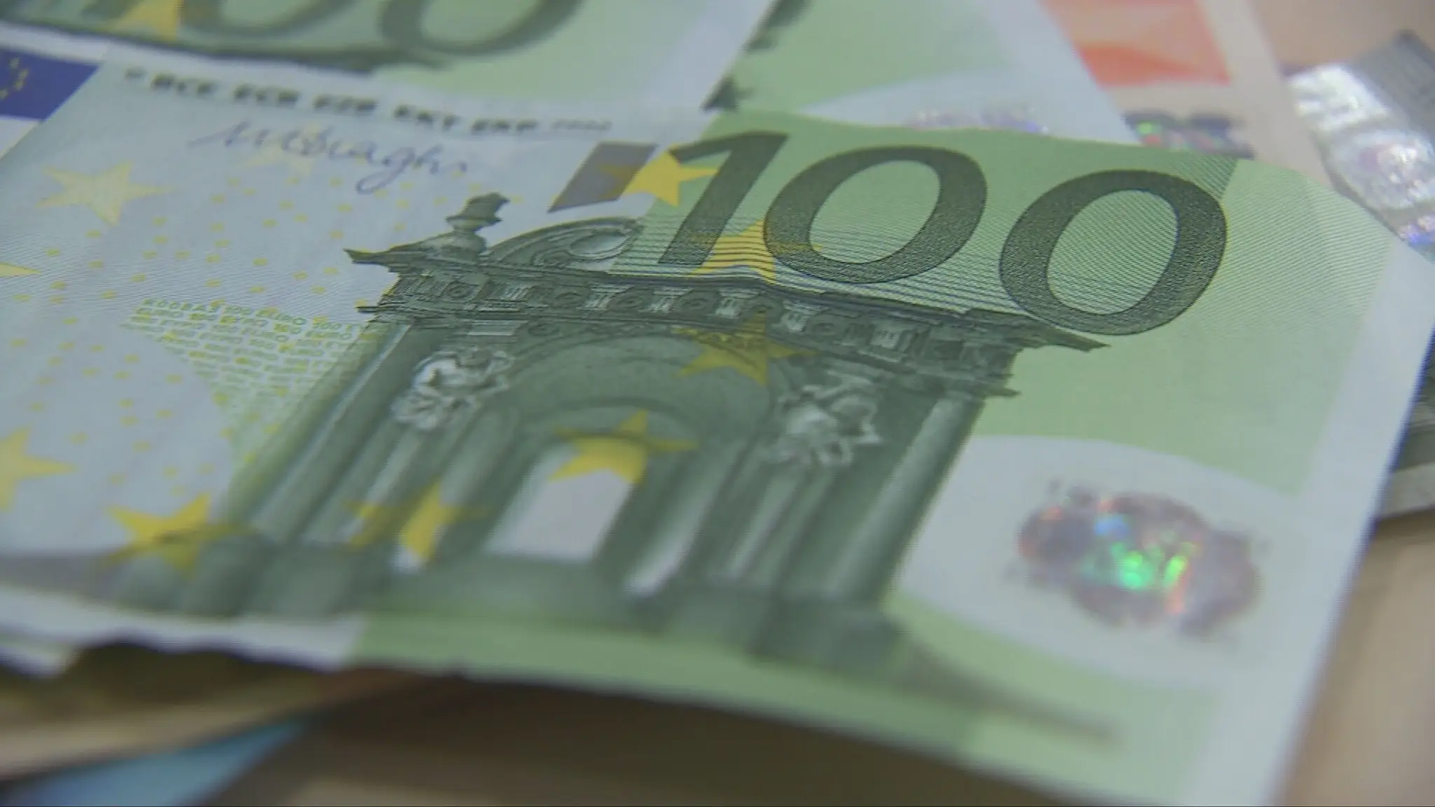 O nesplatené dlhy Slovákov prebieha tichý boj