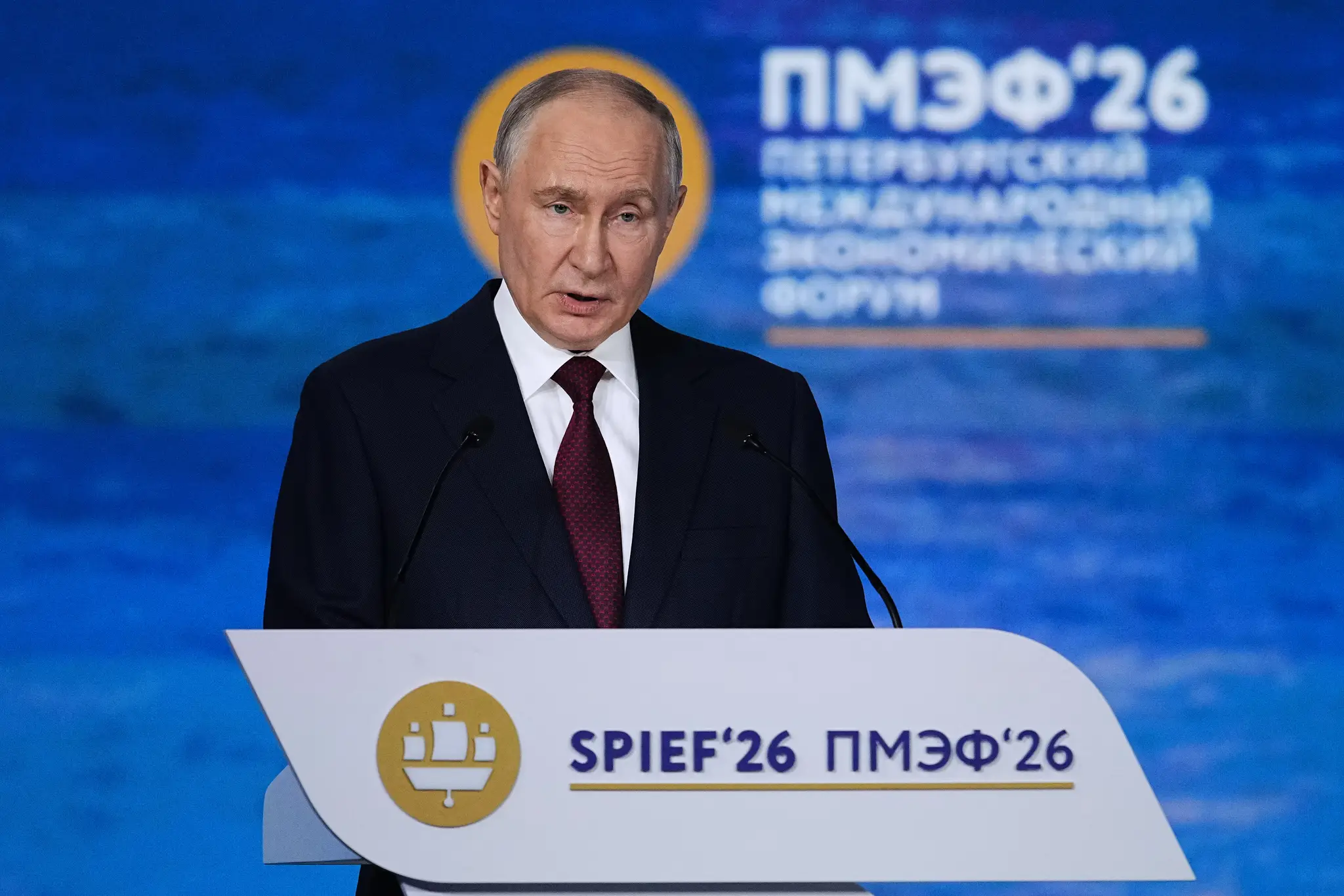 Na snímke ruský prezident Vladimir Putin vystupuje s prejavom na Petrohradskom medzinárodnom ekonomickom fóre v Petrohrade.