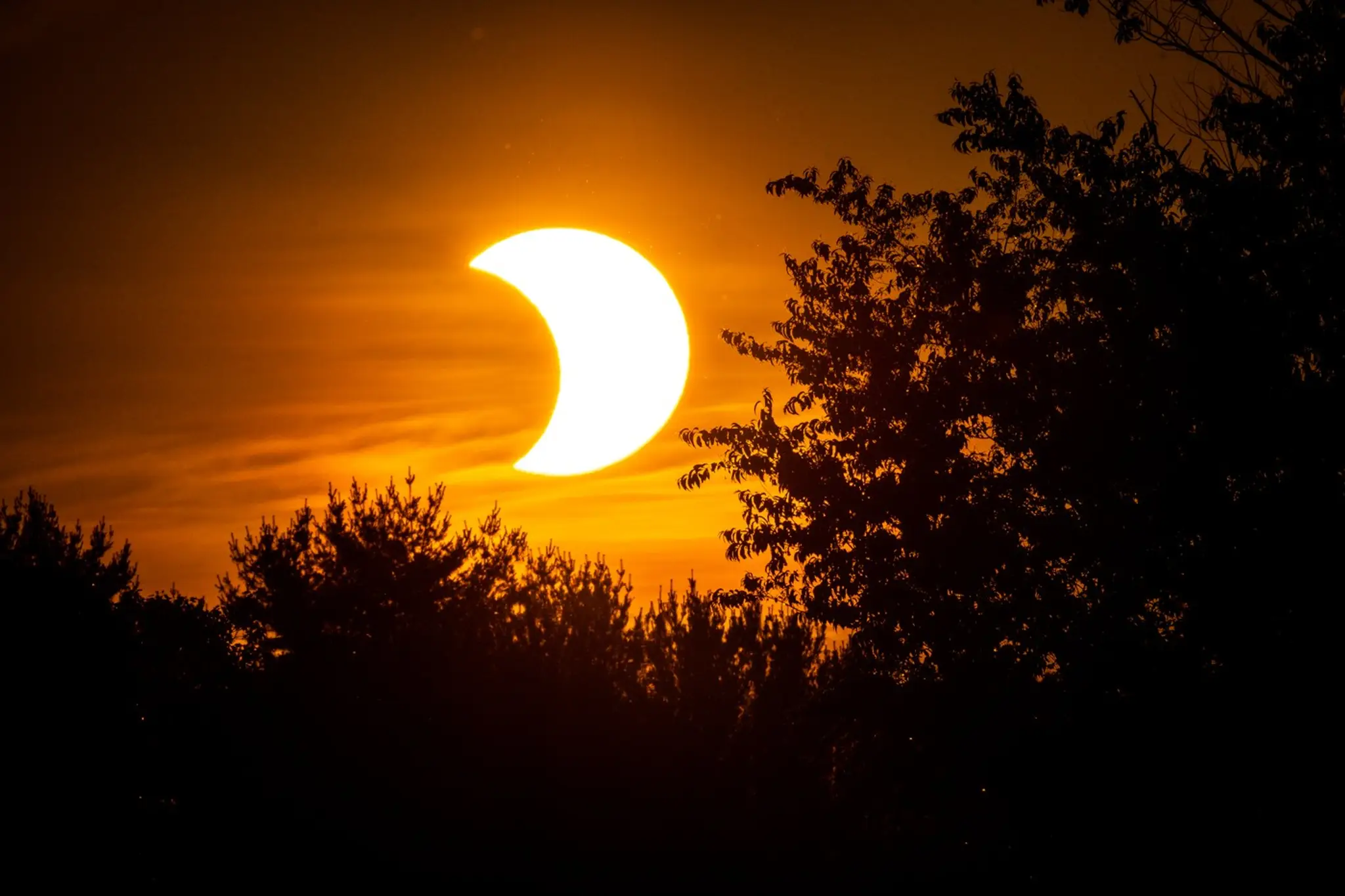 Čiastočné zatmenie Slnka.