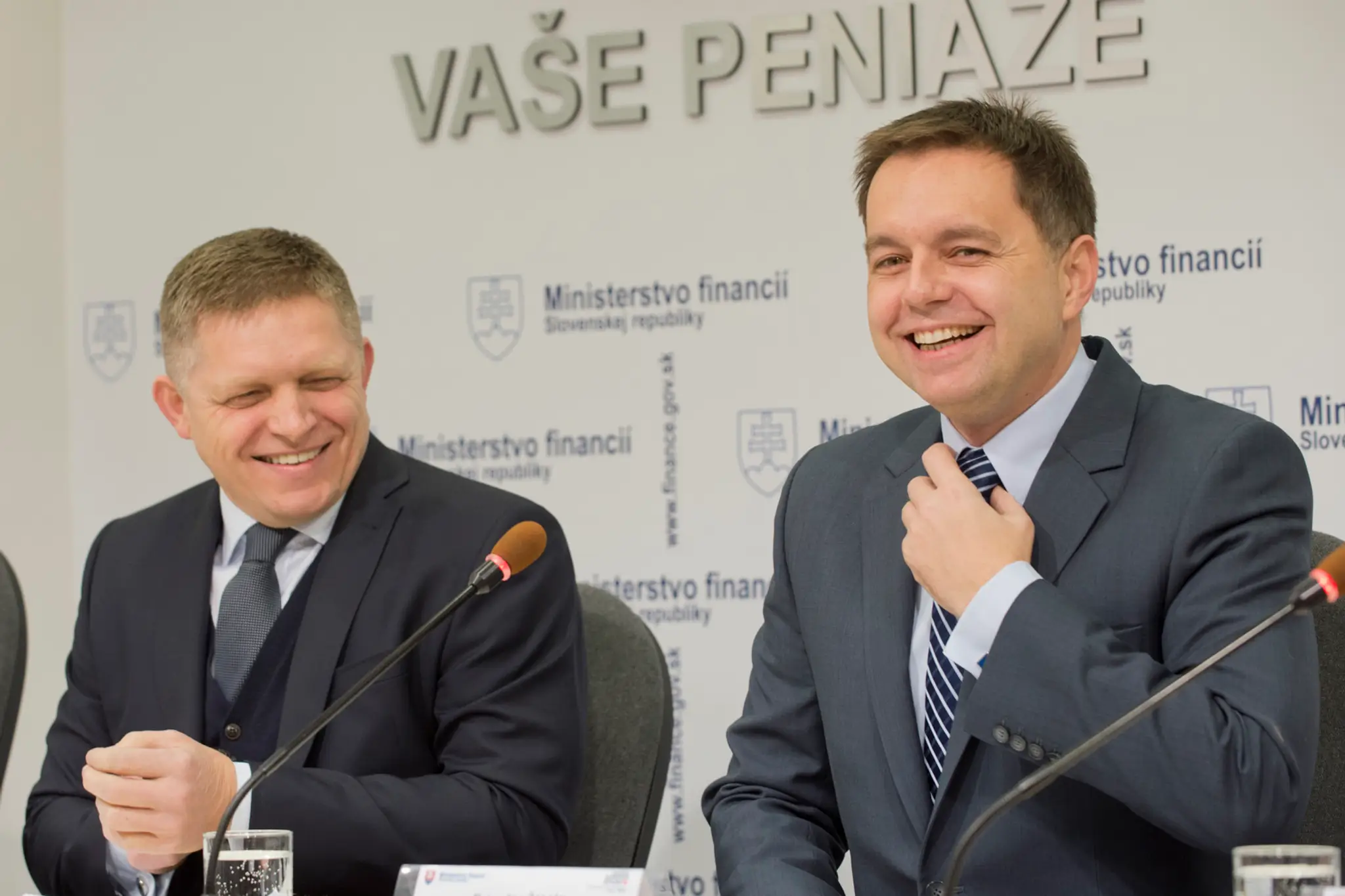 Premiér Robert Fico a minister financií Peter Kažimír.
