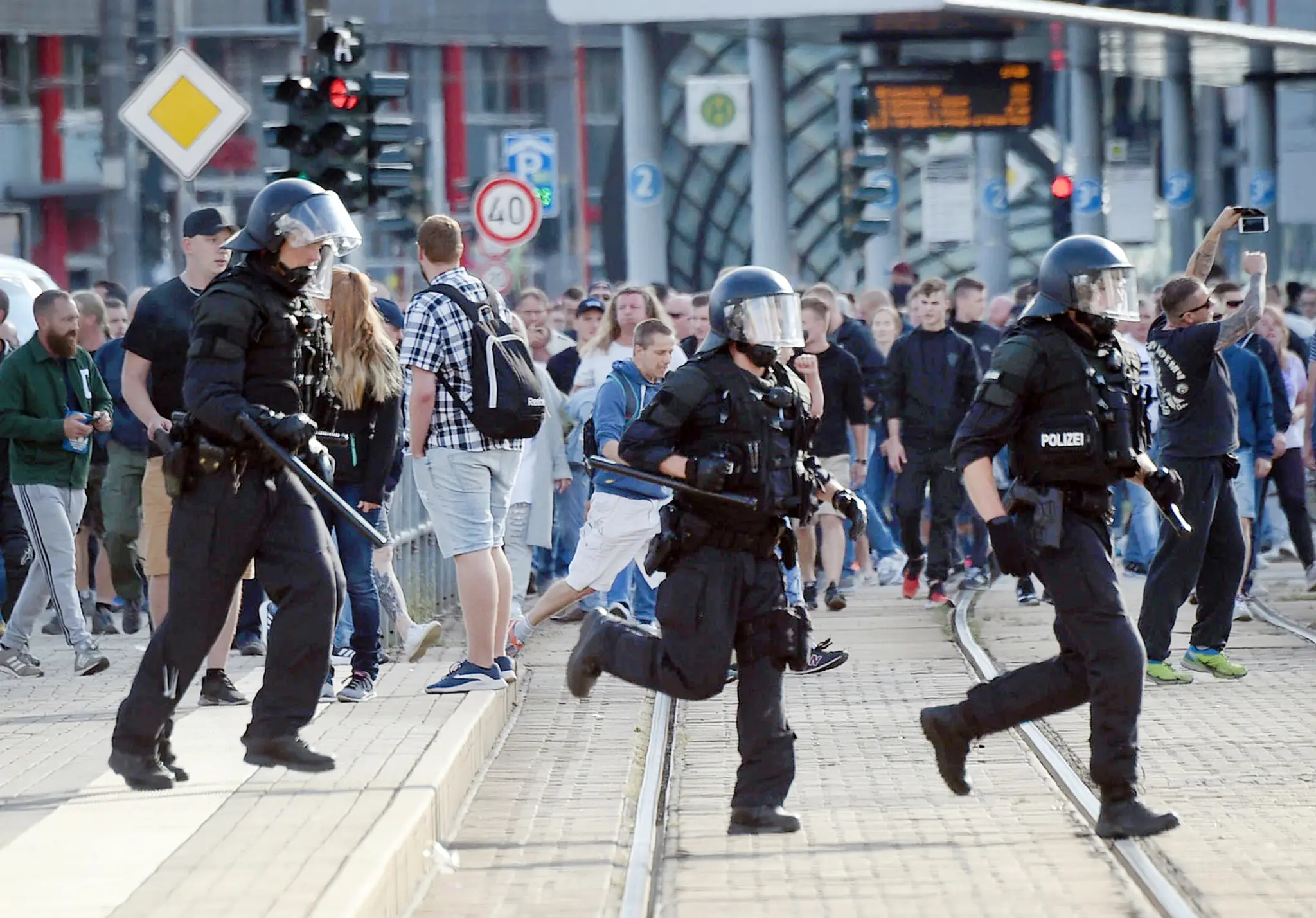 Polícia zasahuje počas protestu v nemeckom meste Chemnitz.
