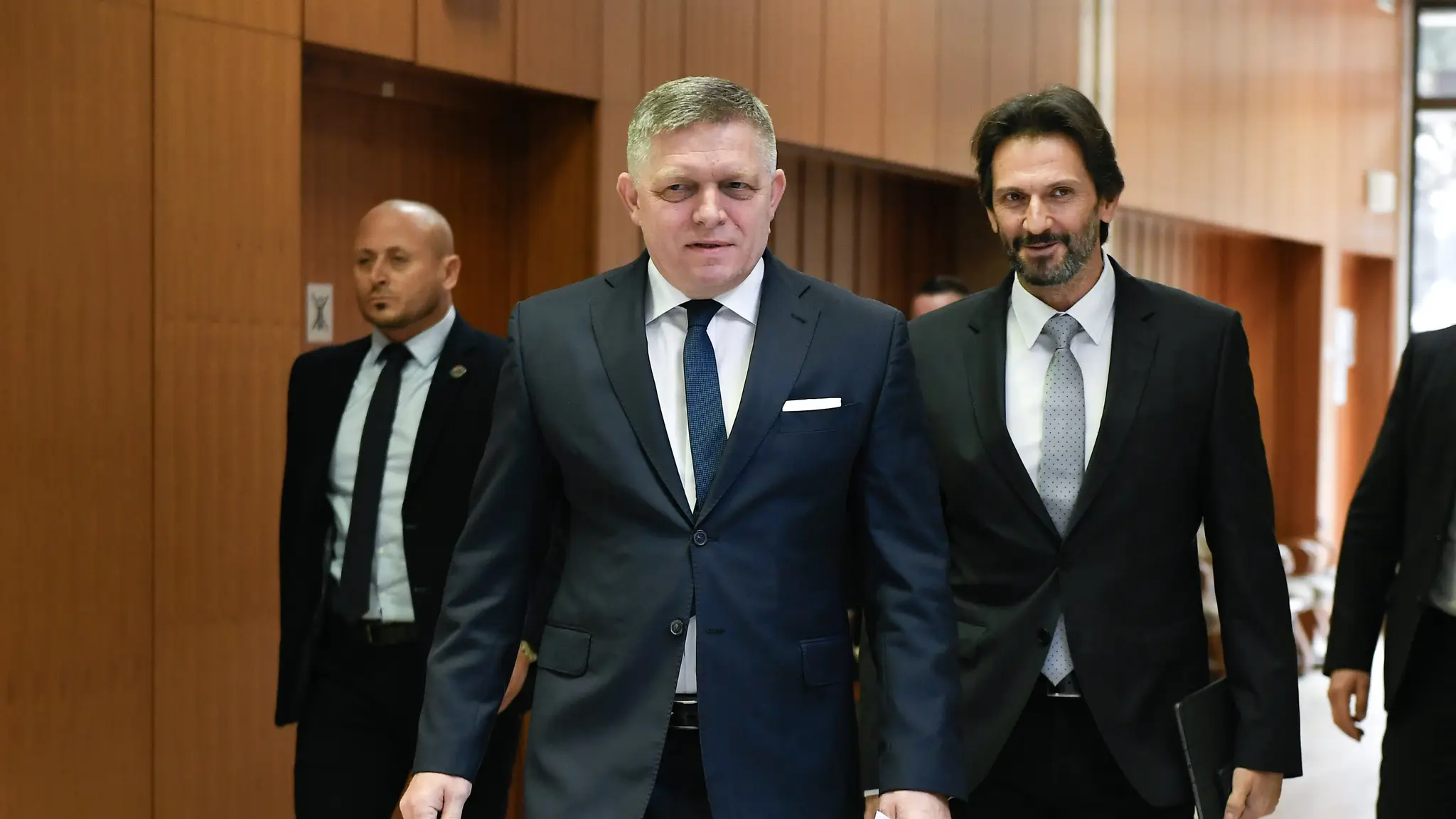 Predseda vlády SR Robert Fico, podpredseda vlády a minister obrany SR Robert Kaliňák prichádzajú na rokovanie vlády. Ilustračná snímka. 