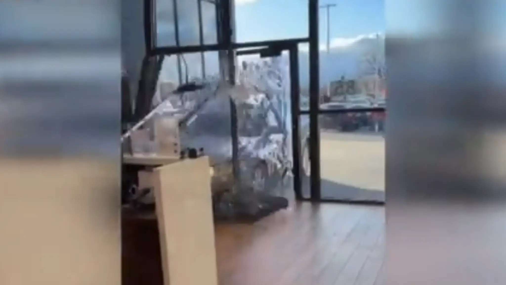 Muž vrazil autom do predajne, keď mu zamietli reklamáciu