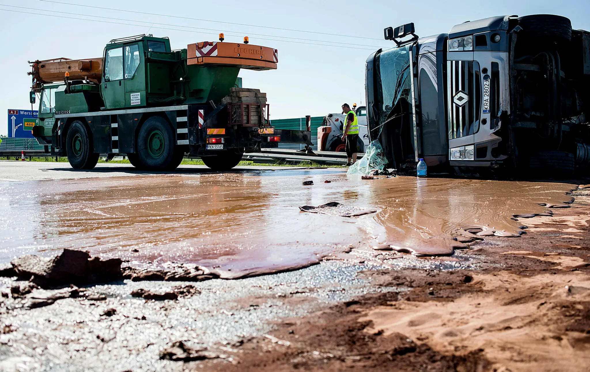 Jeden zo zasahujúcich hasičov uviedol, že roztopená čokoláda je horšia než sneh.