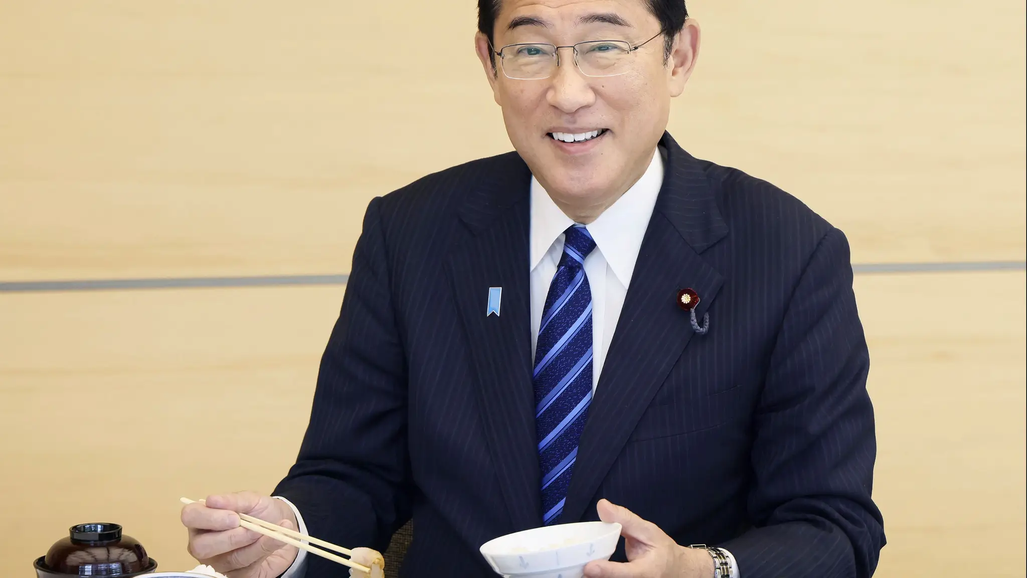 Na snímke japonský premiér Fumio Kišida, ktorý zjedol rybu z oblasti Fukušimy.