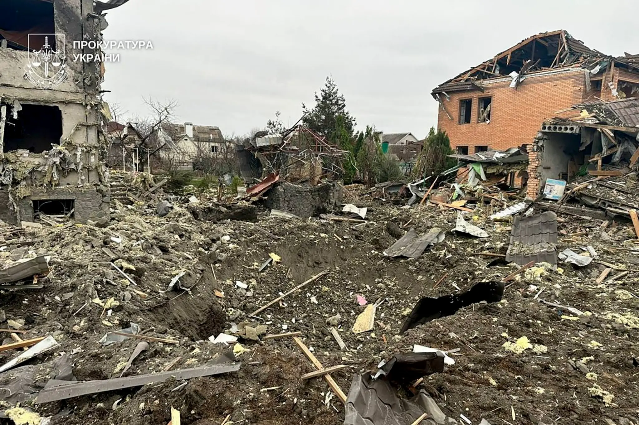 Fotografia, ktorú 6. decembra 2025 zverejnila prokuratúra Dnepropetrovskej oblasti, zachytáva ťažko poškodené obytné domy v mieste leteckého útoku v Dnepropetrovskej oblasti.