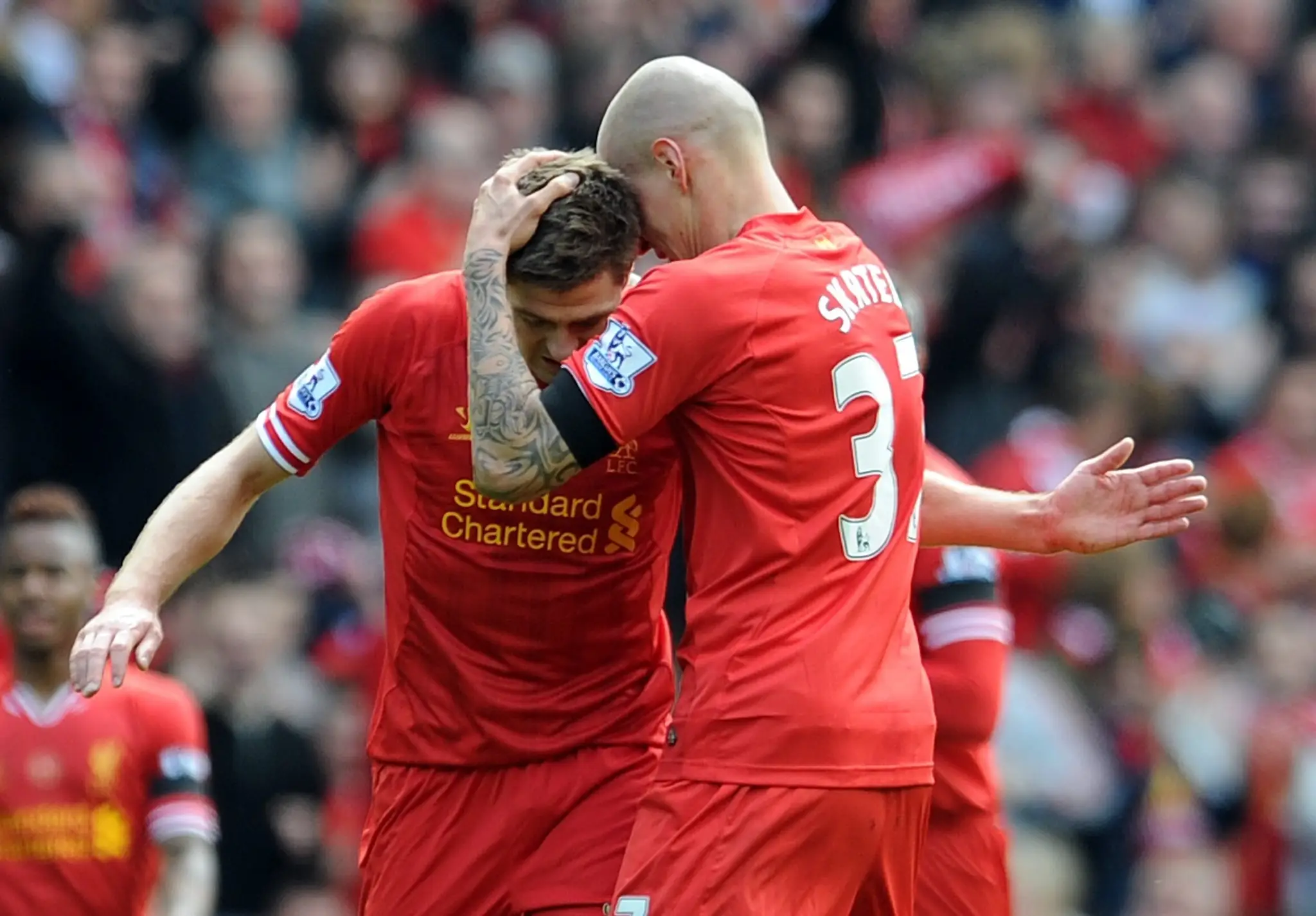 Martin Škrtel oslavuje so spoluhráčom Stevenom Gerrardom. (archív)